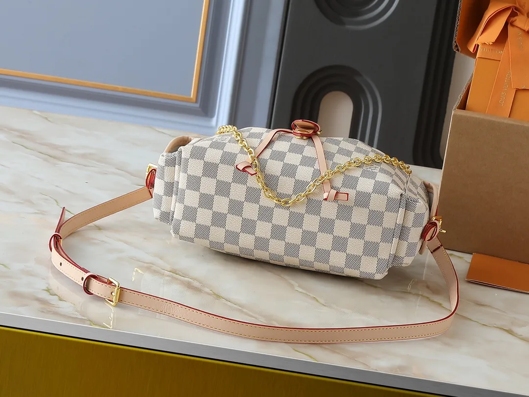 💰280💰Upgraded from the original M25085. This Odysée handbag is from the 2025 early autumn series, paying tribute to the brand heritage with a stylish everyday design. Dazzling buckles and detachable chains accentuate the Monogram canvas body, and the side pockets provide easy access to keys, lipstick and other small items. Dimensions: 27.0 x 17.0 x 12.0 cm (length x height x width)