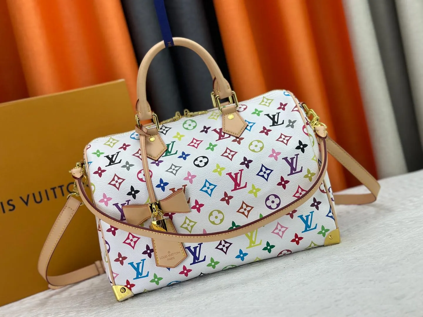 P320 Upgraded original version M13805 M13257 M40391 LV Murakami Takashi co-branded NANOSPEEDY handbag This Nano Speedy handbag combines Monogram canvas and cow leather trim printing, with 33 colorful interpretations of white, three-color and black three-color. It has been launched in twelve sections and is very popular around the world and is loved by celebrities. 30.0 x 21.0 x 17.0 cm
