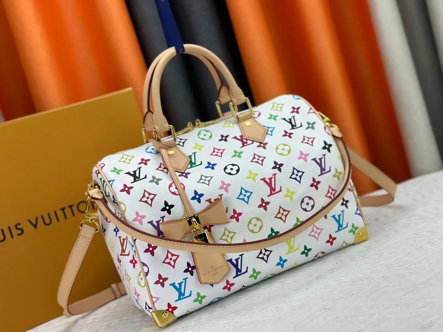 P320 Upgraded original version M13805 M13257 M40391 LV Murakami Takashi co-branded NANOSPEEDY handbag This Nano Speedy handbag combines Monogram canvas and cow leather trim printing, with 33 colorful interpretations of white, three-color and black three-color. It has been launched in twelve sections and is very popular around the world and is loved by celebrities. 30.0 x 21.0 x 17.0 cm