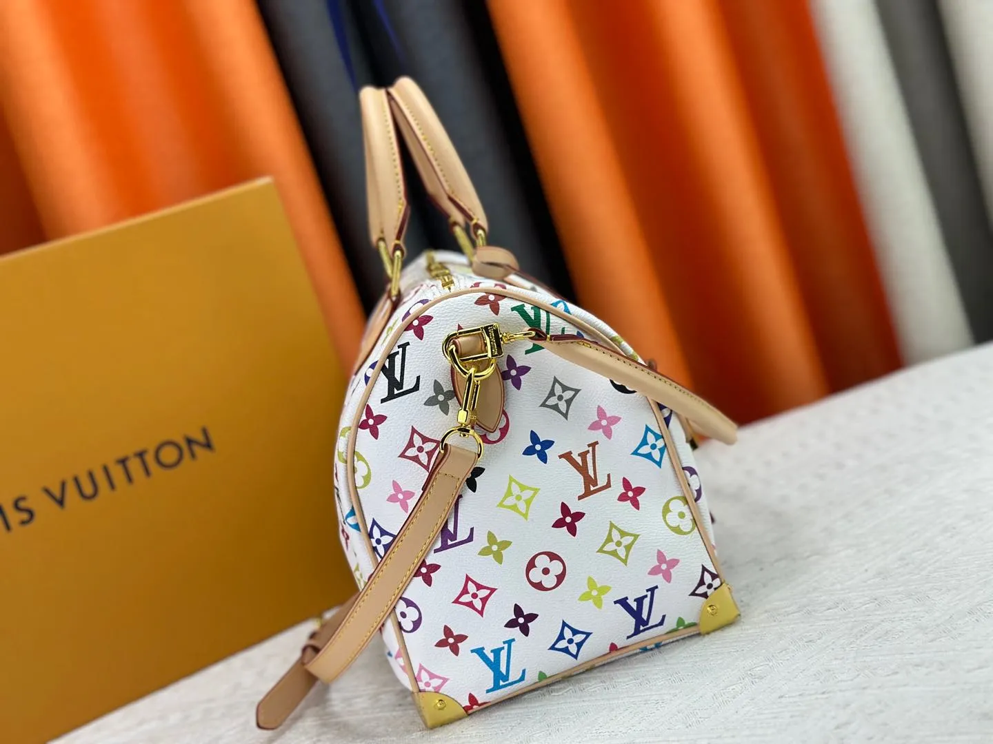 P320 Upgraded original version M13805 M13257 M40391 LV Murakami Takashi co-branded NANOSPEEDY handbag This Nano Speedy handbag combines Monogram canvas and cow leather trim printing, with 33 colorful interpretations of white, three-color and black three-color. It has been launched in twelve sections and is very popular around the world and is loved by celebrities. 30.0 x 21.0 x 17.0 cm