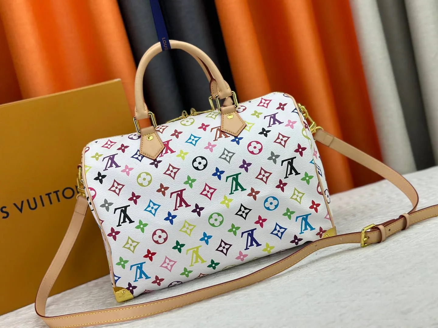 P320 Upgraded original version M13805 M13257 M40391 LV Murakami Takashi co-branded NANOSPEEDY handbag This Nano Speedy handbag combines Monogram canvas and cow leather trim printing, with 33 colorful interpretations of white, three-color and black three-color. It has been launched in twelve sections and is very popular around the world and is loved by celebrities. 30.0 x 21.0 x 17.0 cm