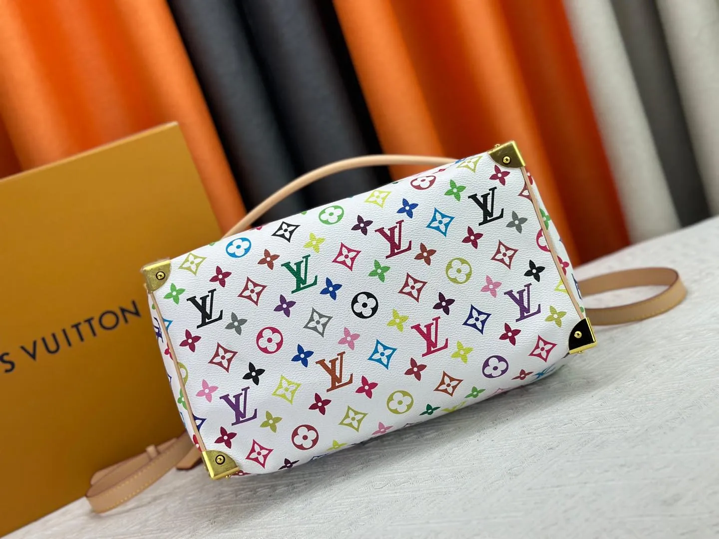 P320 Upgraded original version M13805 M13257 M40391 LV Murakami Takashi co-branded NANOSPEEDY handbag This Nano Speedy handbag combines Monogram canvas and cow leather trim printing, with 33 colorful interpretations of white, three-color and black three-color. It has been launched in twelve sections and is very popular around the world and is loved by celebrities. 30.0 x 21.0 x 17.0 cm