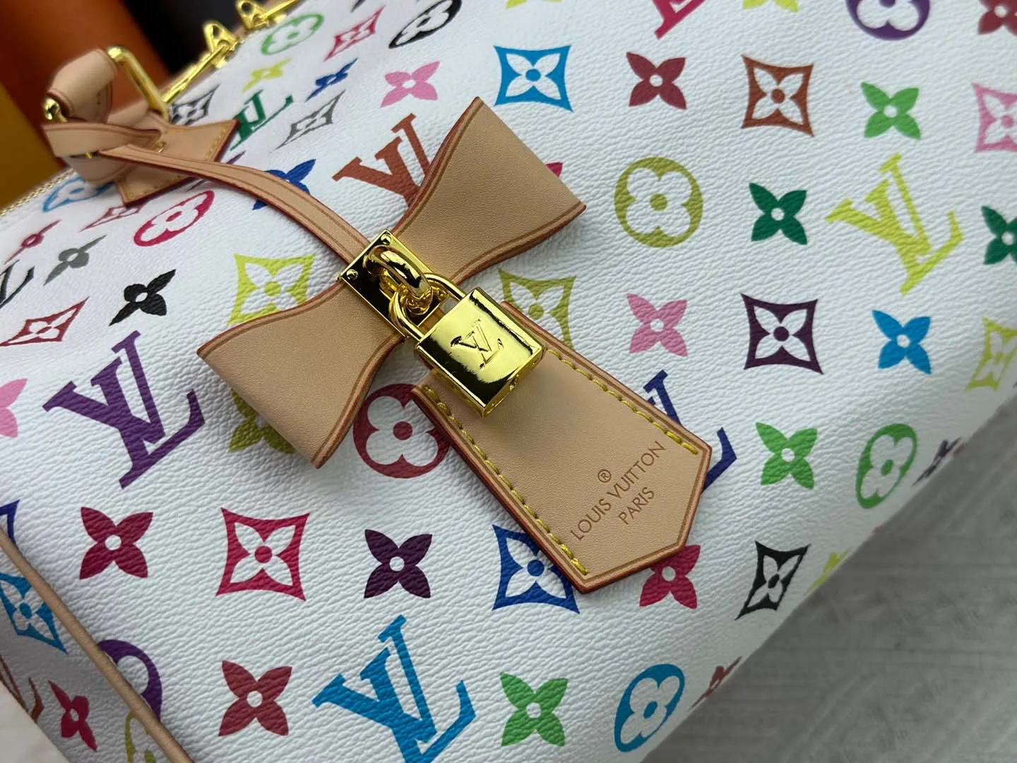 P320 Upgraded original version M13805 M13257 M40391 LV Murakami Takashi co-branded NANOSPEEDY handbag This Nano Speedy handbag combines Monogram canvas and cow leather trim printing, with 33 colorful interpretations of white, three-color and black three-color. It has been launched in twelve sections and is very popular around the world and is loved by celebrities. 30.0 x 21.0 x 17.0 cm