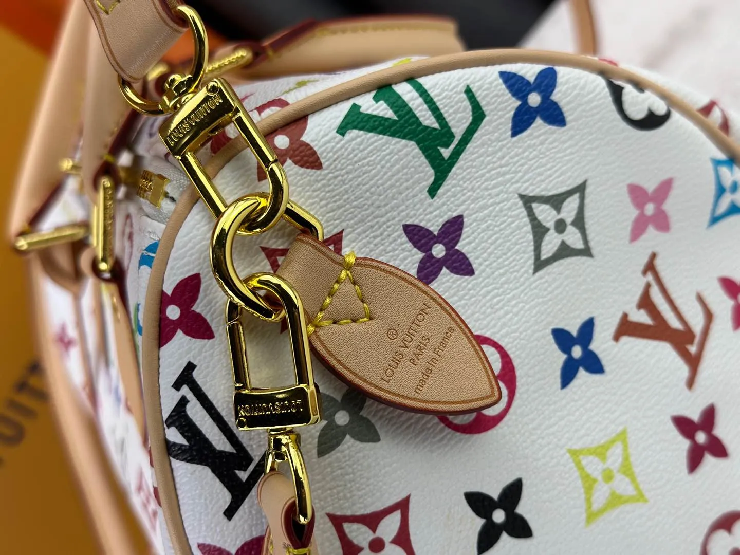 P320 Upgraded original version M13805 M13257 M40391 LV Murakami Takashi co-branded NANOSPEEDY handbag This Nano Speedy handbag combines Monogram canvas and cow leather trim printing, with 33 colorful interpretations of white, three-color and black three-color. It has been launched in twelve sections and is very popular around the world and is loved by celebrities. 30.0 x 21.0 x 17.0 cm