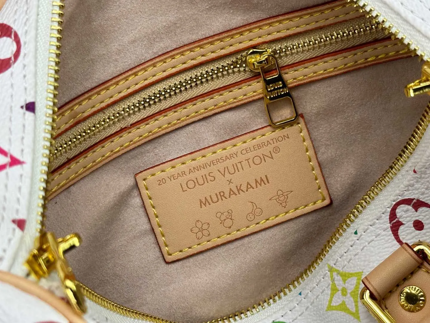 P320 Upgraded original version M13805 M13257 M40391 LV Murakami Takashi co-branded NANOSPEEDY handbag This Nano Speedy handbag combines Monogram canvas and cow leather trim printing, with 33 colorful interpretations of white, three-color and black three-color. It has been launched in twelve sections and is very popular around the world and is loved by celebrities. 30.0 x 21.0 x 17.0 cm