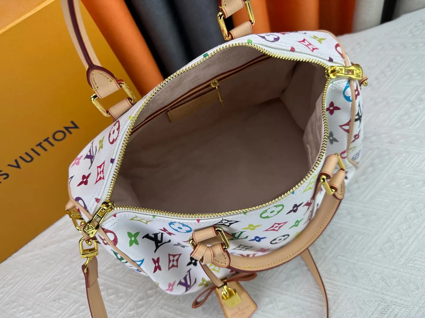 P320 Upgraded original version M13805 M13257 M40391 LV Murakami Takashi co-branded NANOSPEEDY handbag This Nano Speedy handbag combines Monogram canvas and cow leather trim printing, with 33 colorful interpretations of white, three-color and black three-color. It has been launched in twelve sections and is very popular around the world and is loved by celebrities. 30.0 x 21.0 x 17.0 cm