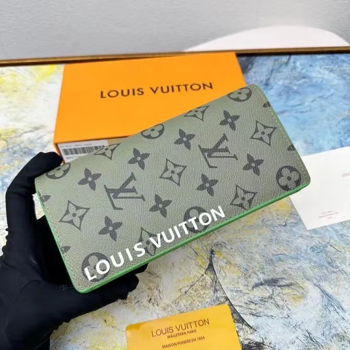 P130💰This style of suit clip M82790 splicing 62665 new style, Monogram canvas and iconic Monogram pattern lining. The vertical Louis Vuitton logo is embellished on it, and the card slot and banknote compartment provide ample space.