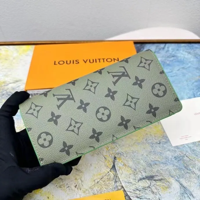 P130💰This style of suit clip M82790 splicing 62665 new style, Monogram canvas and iconic Monogram pattern lining. The vertical Louis Vuitton logo is embellished on it, and the card slot and banknote compartment provide ample space.