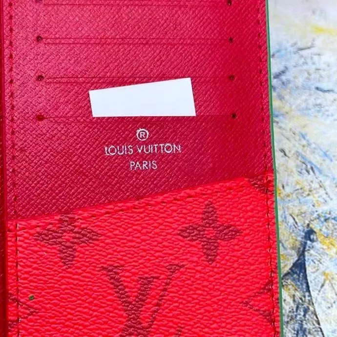 P130💰This style of suit clip M82790 splicing 62665 new style, Monogram canvas and iconic Monogram pattern lining. The vertical Louis Vuitton logo is embellished on it, and the card slot and banknote compartment provide ample space.