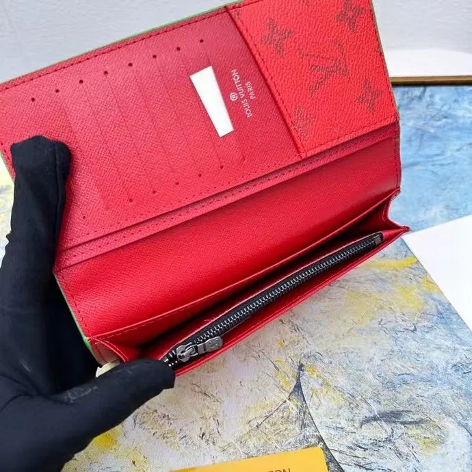 P130💰This style of suit clip M82790 splicing 62665 new style, Monogram canvas and iconic Monogram pattern lining. The vertical Louis Vuitton logo is embellished on it, and the card slot and banknote compartment provide ample space.