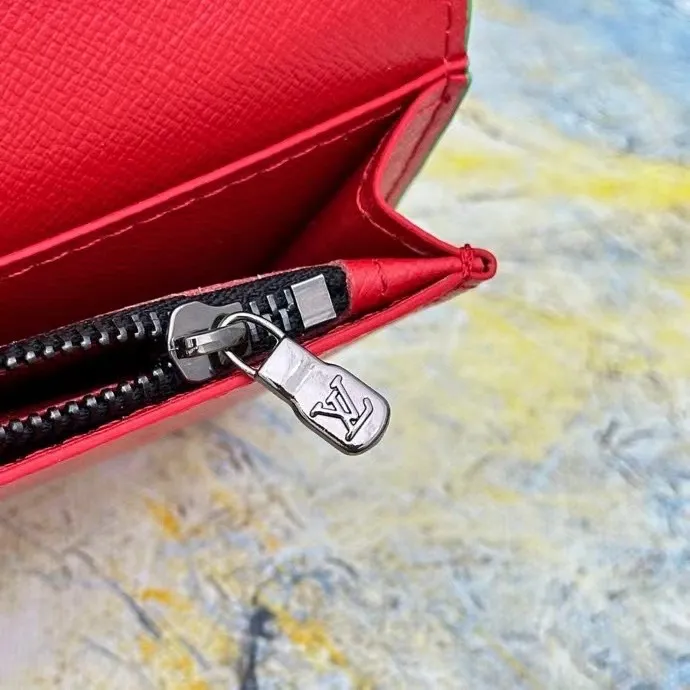 P130💰This style of suit clip M82790 splicing 62665 new style, Monogram canvas and iconic Monogram pattern lining. The vertical Louis Vuitton logo is embellished on it, and the card slot and banknote compartment provide ample space.