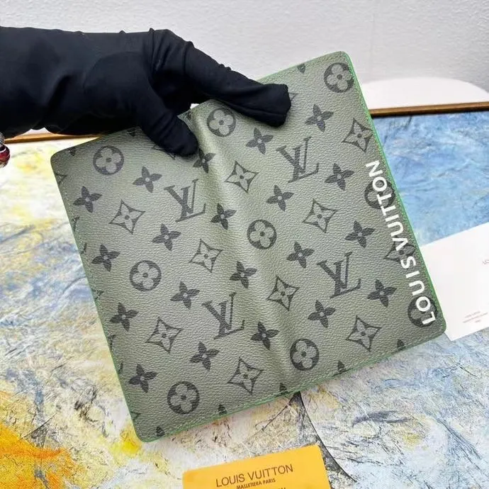 P130💰This style of suit clip M82790 splicing 62665 new style, Monogram canvas and iconic Monogram pattern lining. The vertical Louis Vuitton logo is embellished on it, and the card slot and banknote compartment provide ample space.
