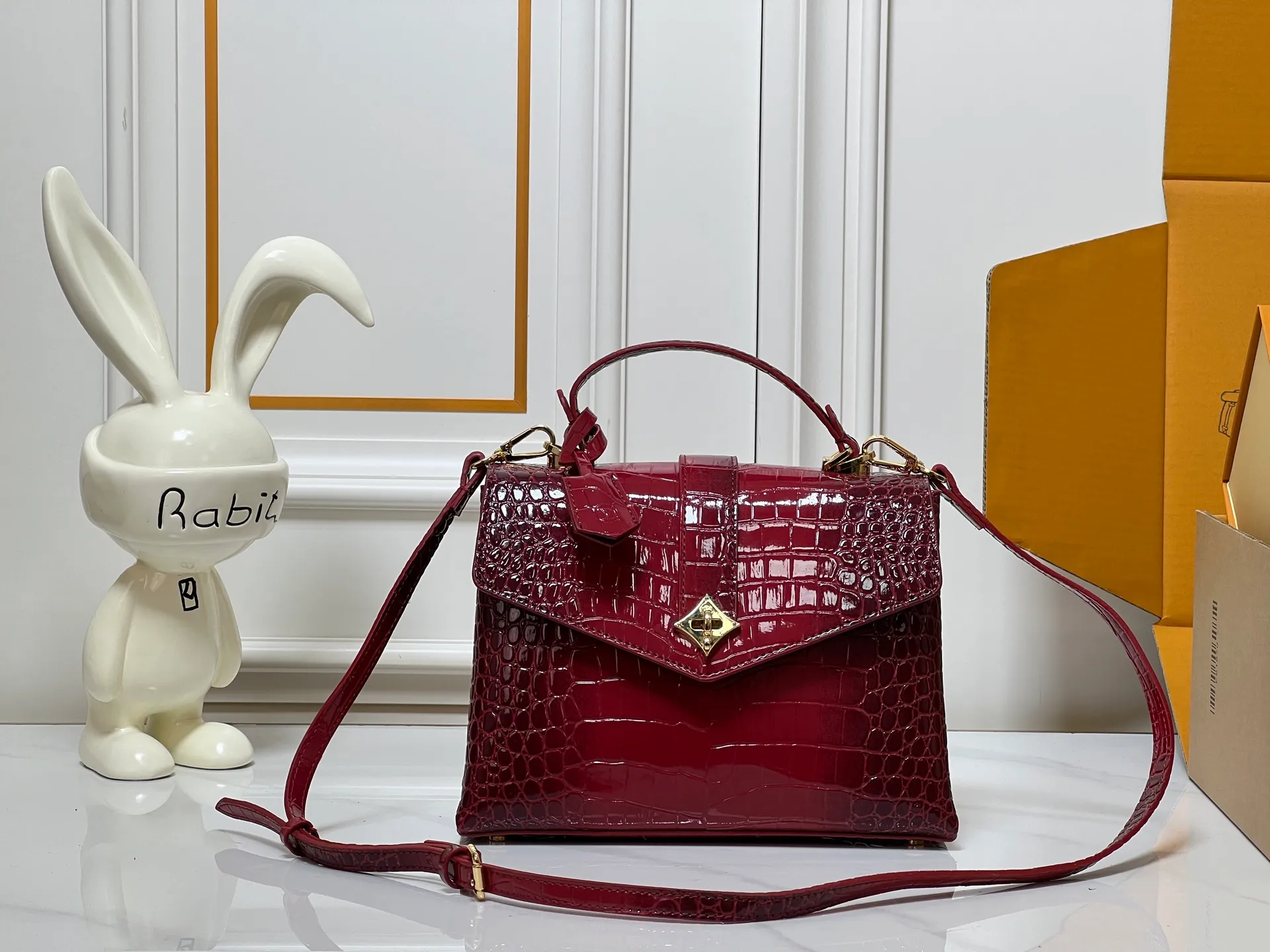 ¥300 80527 N82033.N98925 Crocodile black N98928.N80432 Crocodile pink N99017 Crocodile gray N84714 Himalayan N86012 black with crocodile Rose des Vents small handbag is made of smooth and grained calfskin to outline elegant lines, embellished with golden LV padlocks to shine. Clever use of the top handle and detachable and adjustable shoulder strap create an elegant elbow or practical cross-body style for everyday travel. Medium size Length 27 Width 11 Height 19