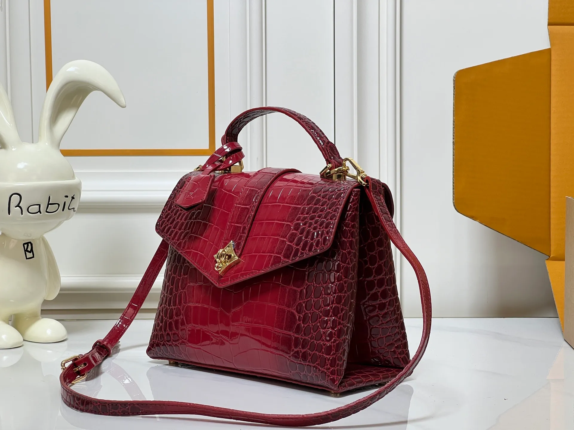¥300 80527 N82033.N98925 Crocodile black N98928.N80432 Crocodile pink N99017 Crocodile gray N84714 Himalayan N86012 black with crocodile Rose des Vents small handbag is made of smooth and grained calfskin to outline elegant lines, embellished with golden LV padlocks to shine. Clever use of the top handle and detachable and adjustable shoulder strap create an elegant elbow or practical cross-body style for everyday travel. Medium size Length 27 Width 11 Height 19
