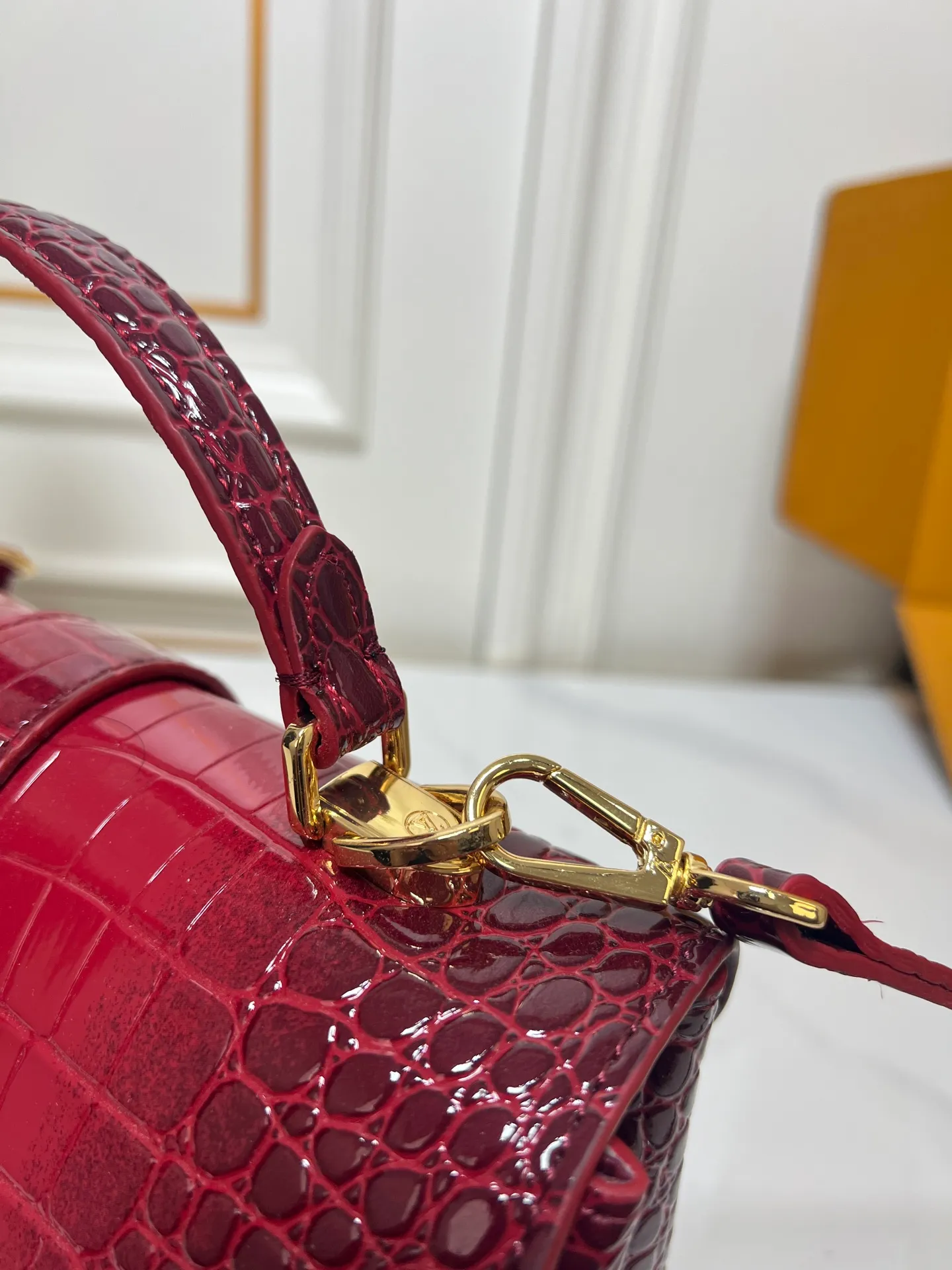 ¥300 80527 N82033.N98925 Crocodile black N98928.N80432 Crocodile pink N99017 Crocodile gray N84714 Himalayan N86012 black with crocodile Rose des Vents small handbag is made of smooth and grained calfskin to outline elegant lines, embellished with golden LV padlocks to shine. Clever use of the top handle and detachable and adjustable shoulder strap create an elegant elbow or practical cross-body style for everyday travel. Medium size Length 27 Width 11 Height 19