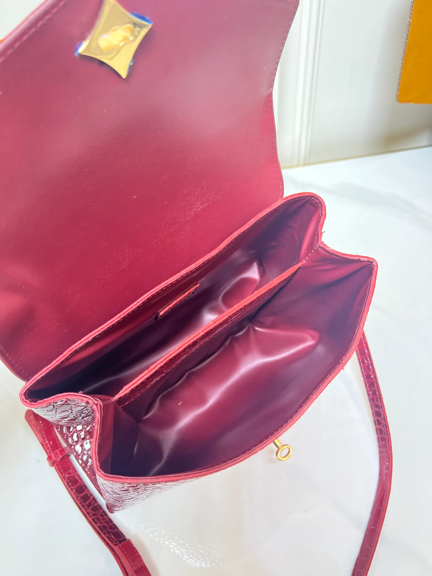 ¥300 80527 N82033.N98925 Crocodile black N98928.N80432 Crocodile pink N99017 Crocodile gray N84714 Himalayan N86012 black with crocodile Rose des Vents small handbag is made of smooth and grained calfskin to outline elegant lines, embellished with golden LV padlocks to shine. Clever use of the top handle and detachable and adjustable shoulder strap create an elegant elbow or practical cross-body style for everyday travel. Medium size Length 27 Width 11 Height 19