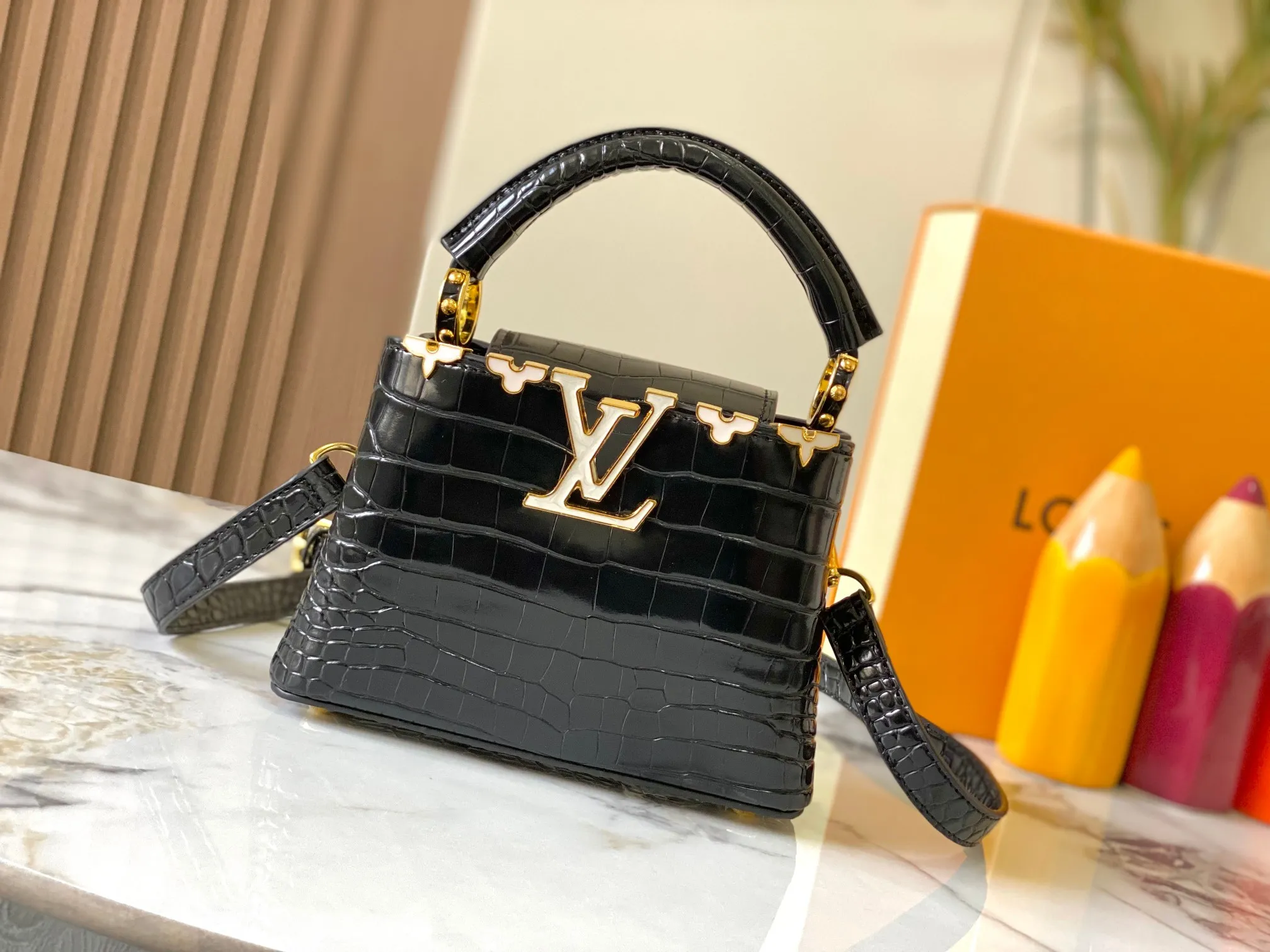 p440 [Guangzhou top quality original] M86153 This Capucines mini handbag is made of Monogram crocodile pattern with pointed flowers and decorative lines, with LV letters and woven chains infused with metallic edges, and with contrasting leather trim. The flip cover can be placed externally or internally, and the neat inner layer and multiple carrying methods complete the functional details.  21x 14 x 8.0 cm (length x height x width)