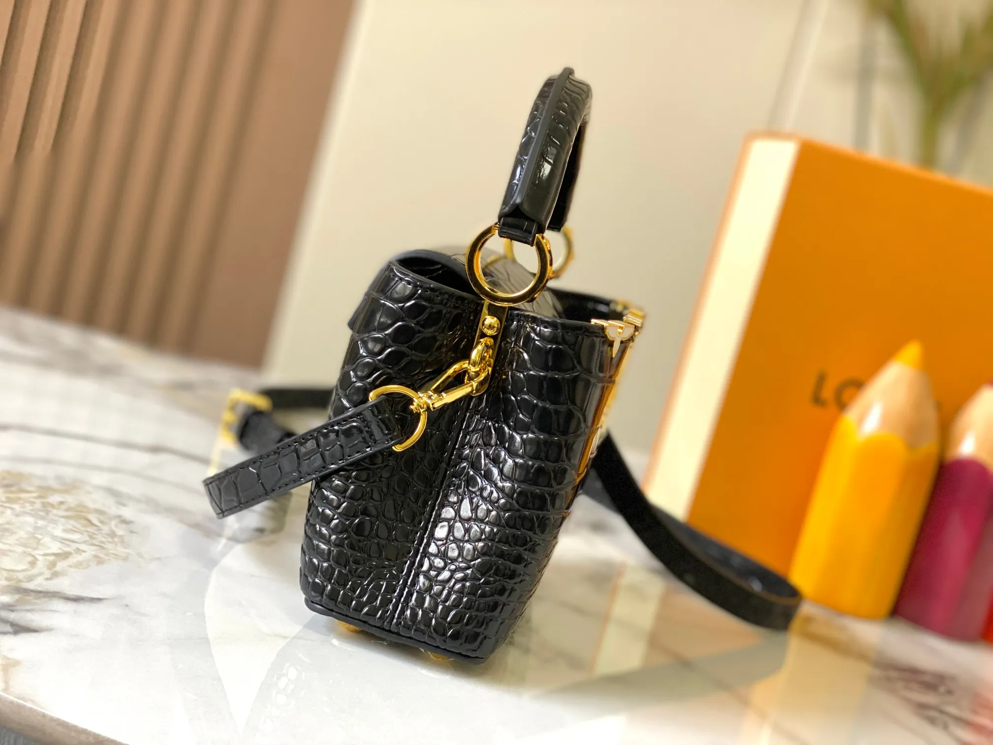 p440 [Guangzhou top quality original] M86153 This Capucines mini handbag is made of Monogram crocodile pattern with pointed flowers and decorative lines, with LV letters and woven chains infused with metallic edges, and with contrasting leather trim. The flip cover can be placed externally or internally, and the neat inner layer and multiple carrying methods complete the functional details.  21x 14 x 8.0 cm (length x height x width)
