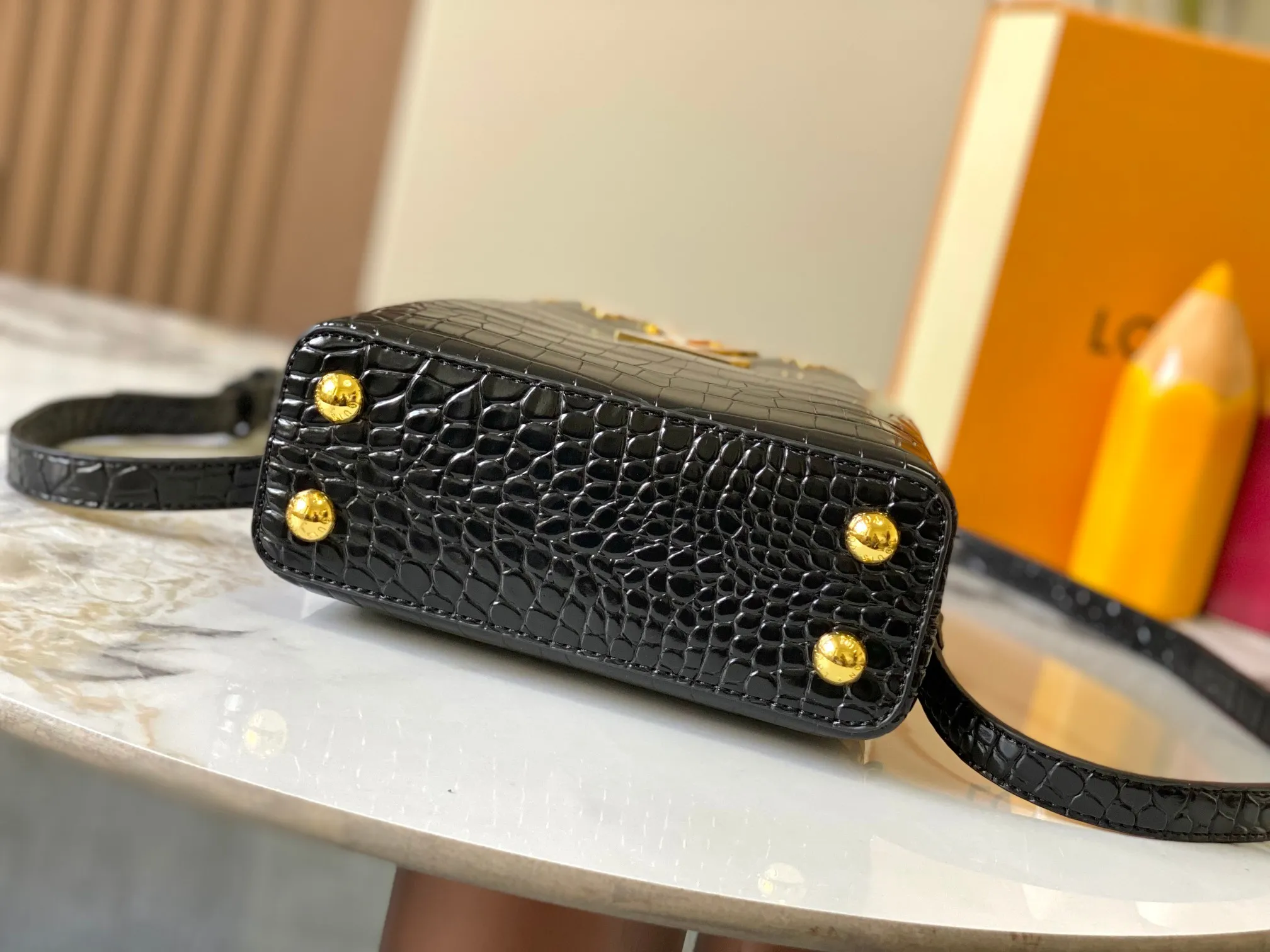 p440 [Guangzhou top quality original] M86153 This Capucines mini handbag is made of Monogram crocodile pattern with pointed flowers and decorative lines, with LV letters and woven chains infused with metallic edges, and with contrasting leather trim. The flip cover can be placed externally or internally, and the neat inner layer and multiple carrying methods complete the functional details.  21x 14 x 8.0 cm (length x height x width)