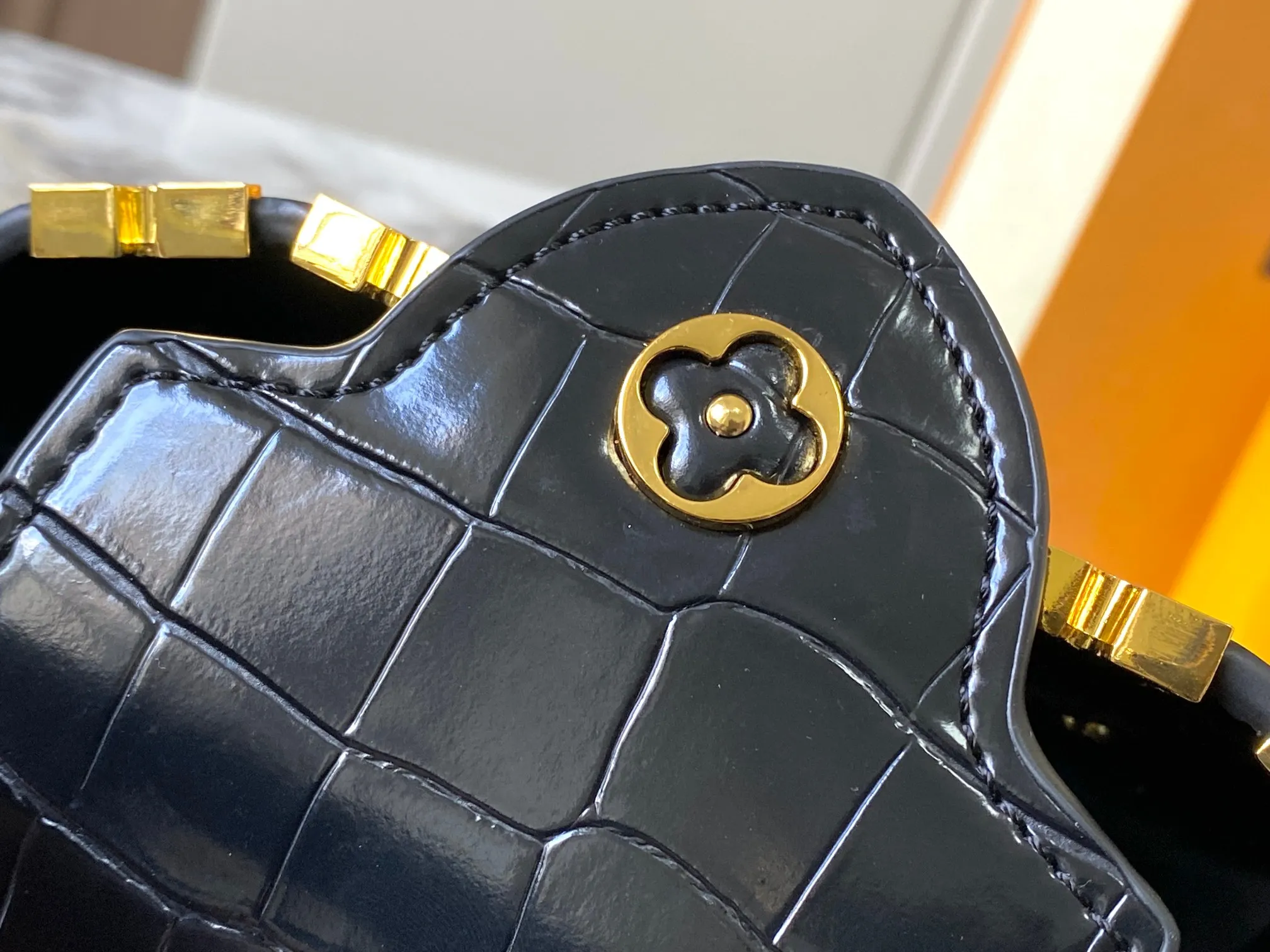 p440 [Guangzhou top quality original] M86153 This Capucines mini handbag is made of Monogram crocodile pattern with pointed flowers and decorative lines, with LV letters and woven chains infused with metallic edges, and with contrasting leather trim. The flip cover can be placed externally or internally, and the neat inner layer and multiple carrying methods complete the functional details.  21x 14 x 8.0 cm (length x height x width)
