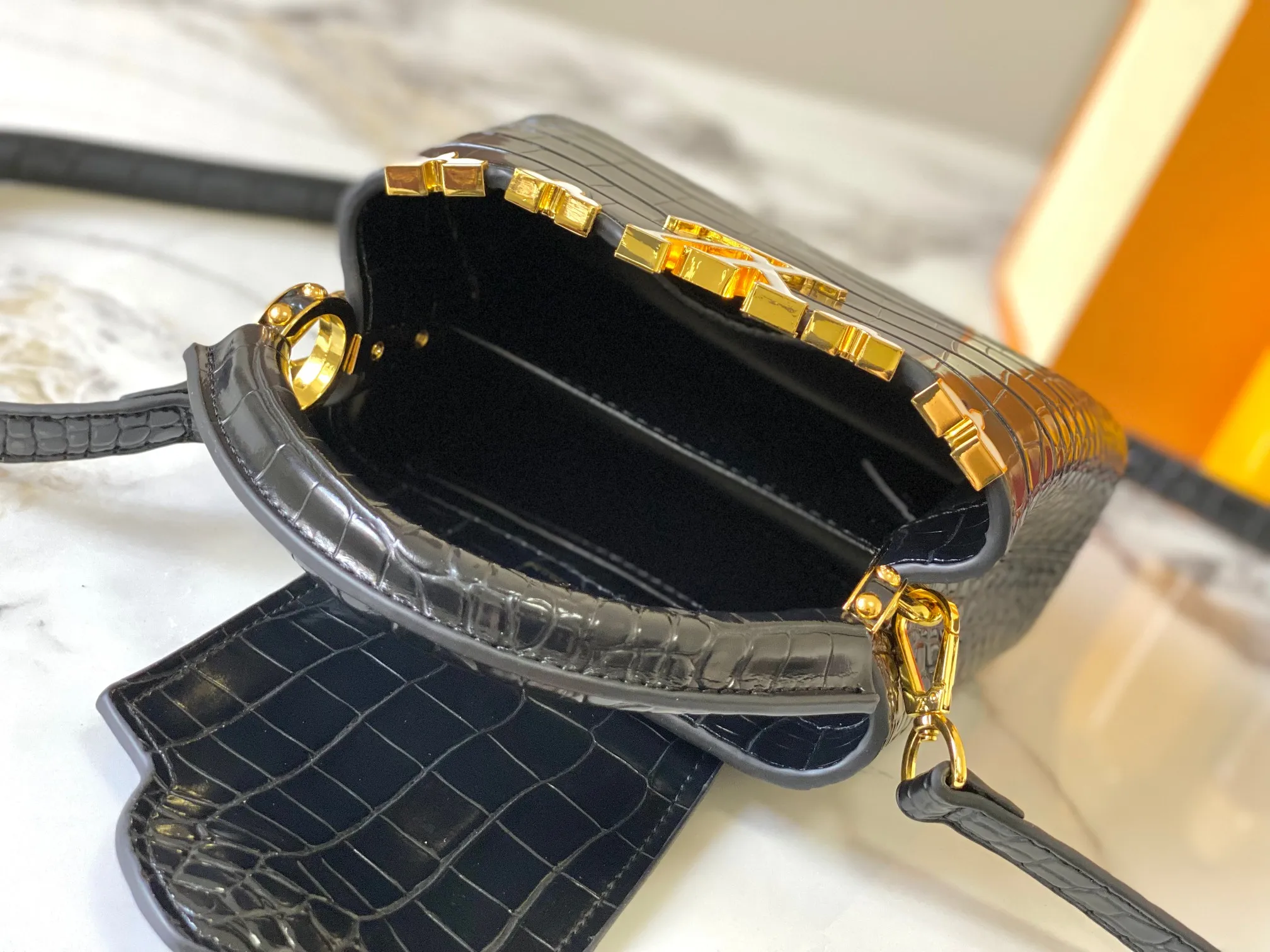 p440 [Guangzhou top quality original] M86153 This Capucines mini handbag is made of Monogram crocodile pattern with pointed flowers and decorative lines, with LV letters and woven chains infused with metallic edges, and with contrasting leather trim. The flip cover can be placed externally or internally, and the neat inner layer and multiple carrying methods complete the functional details.  21x 14 x 8.0 cm (length x height x width)