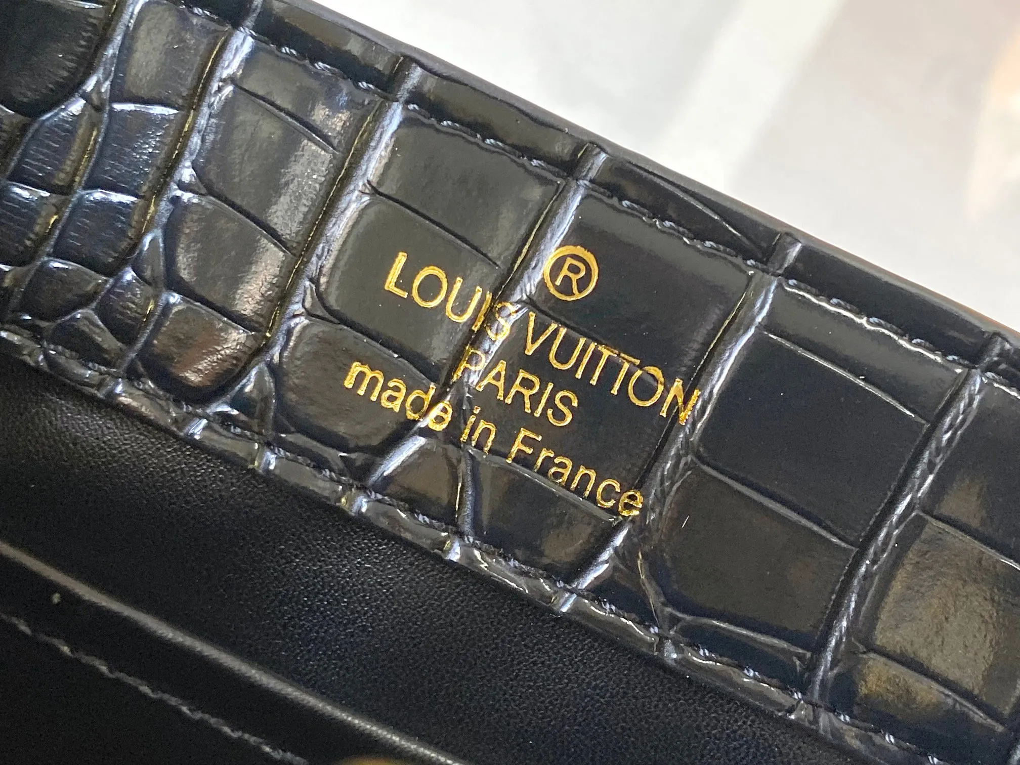 p440 [Guangzhou top quality original] M86153 This Capucines mini handbag is made of Monogram crocodile pattern with pointed flowers and decorative lines, with LV letters and woven chains infused with metallic edges, and with contrasting leather trim. The flip cover can be placed externally or internally, and the neat inner layer and multiple carrying methods complete the functional details.  21x 14 x 8.0 cm (length x height x width)