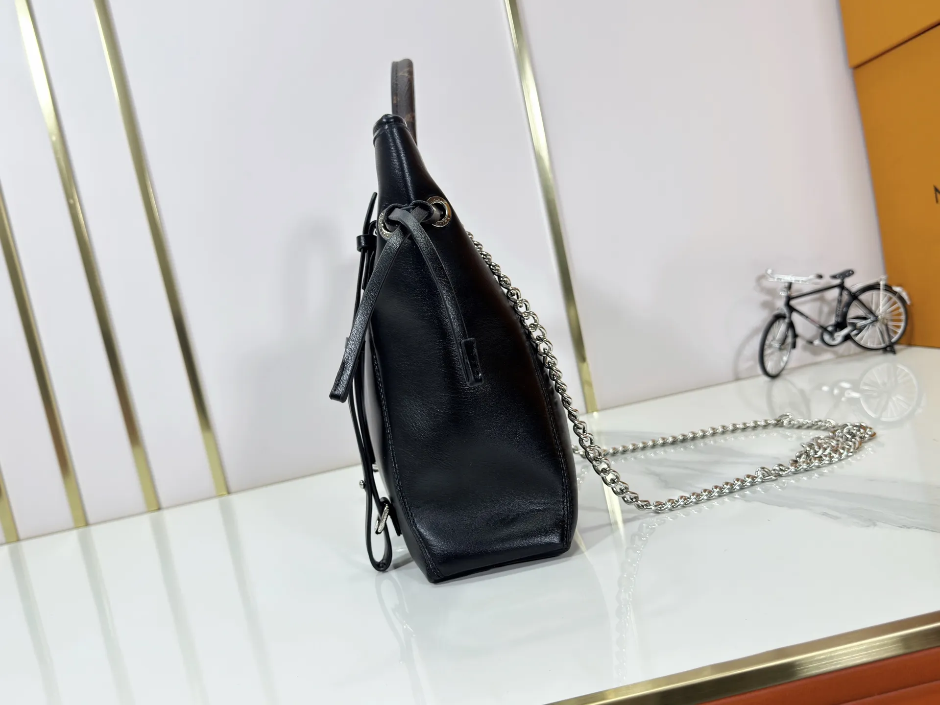 P260 Upgraded original M25522 This LV Vibe series launches the Off Duty backpack, which is made of sheep leather and has a casual configuration, making it a good choice for daily travel. The jewel-like luster chain is embellished with the LV Circle logo, and can be easily converted into a shoulder bag. Dimensions: 24.0 x 25.0 x 10.0 cm (length x height x width)