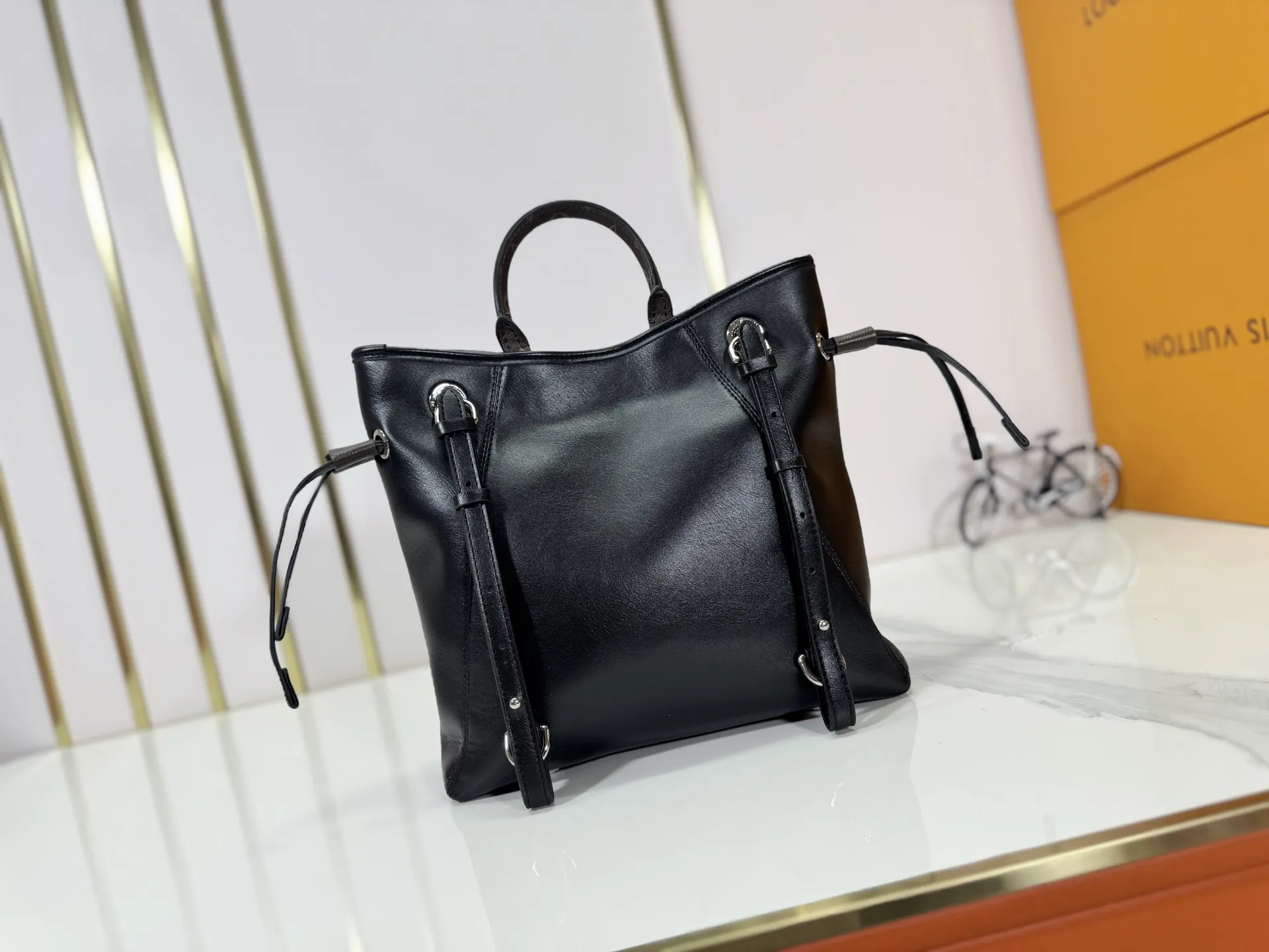 P260 Upgraded original M25522 This LV Vibe series launches the Off Duty backpack, which is made of sheep leather and has a casual configuration, making it a good choice for daily travel. The jewel-like luster chain is embellished with the LV Circle logo, and can be easily converted into a shoulder bag. Dimensions: 24.0 x 25.0 x 10.0 cm (length x height x width)