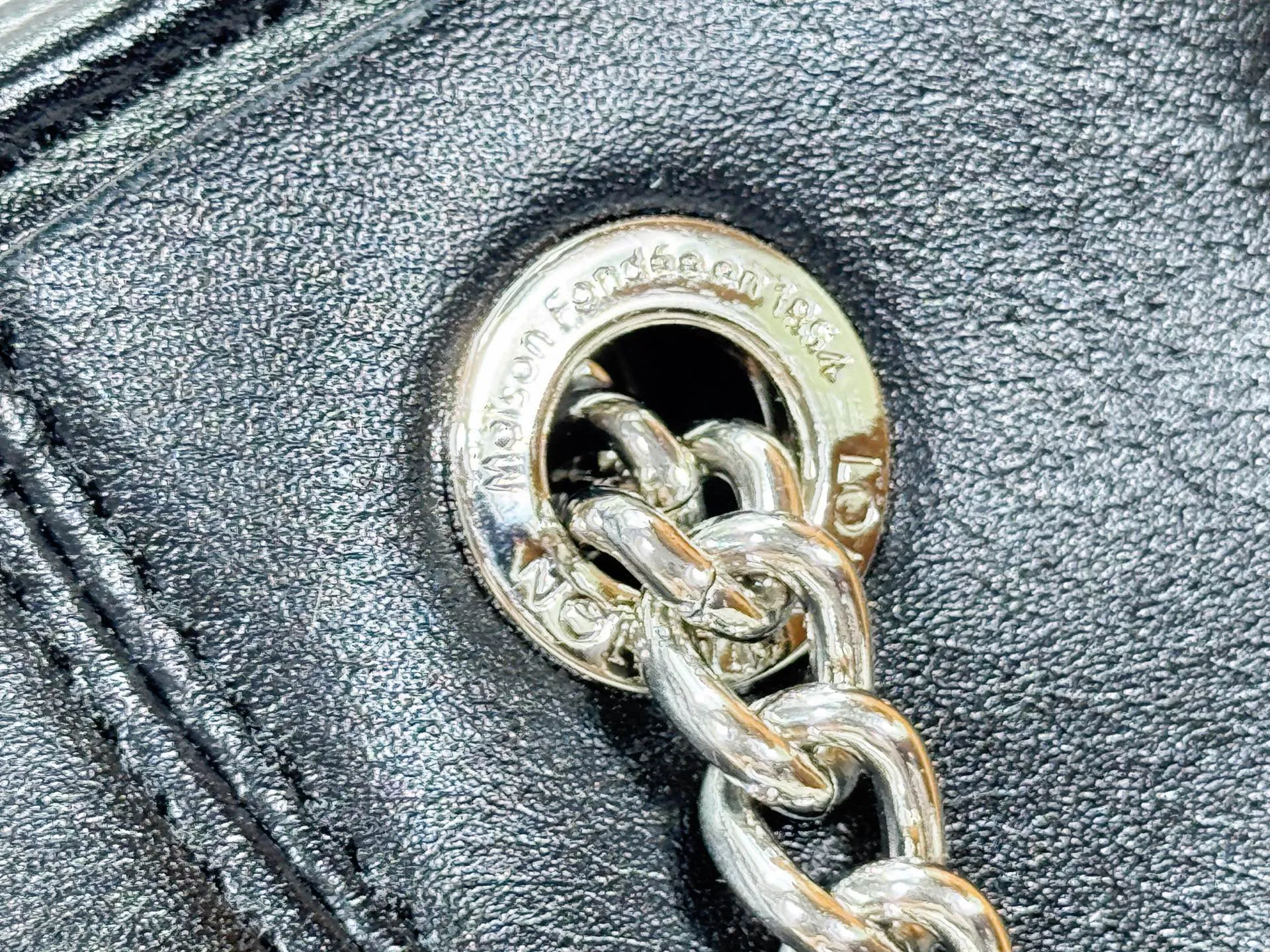 P260 Upgraded original M25522 This LV Vibe series launches the Off Duty backpack, which is made of sheep leather and has a casual configuration, making it a good choice for daily travel. The jewel-like luster chain is embellished with the LV Circle logo, and can be easily converted into a shoulder bag. Dimensions: 24.0 x 25.0 x 10.0 cm (length x height x width)