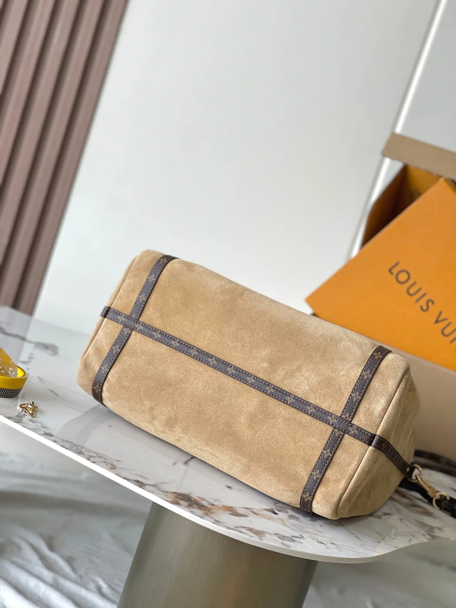 p2000 [Special grade MB163c chip version original leather] This Express medium handbag Model: M26358 Materials: Grade A all-steel hardware, imported original cowhide Packaging: Full set of original duty-free MB packaging Dimensions: 24 x 18.5 x 36 cm