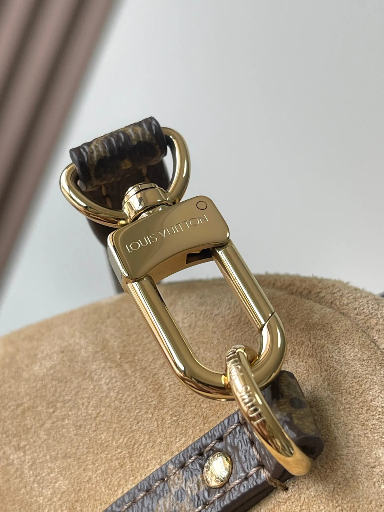 p2000 [Special grade MB163c chip version original leather] This Express medium handbag Model: M26358 Materials: Grade A all-steel hardware, imported original cowhide Packaging: Full set of original duty-free MB packaging Dimensions: 24 x 18.5 x 36 cm