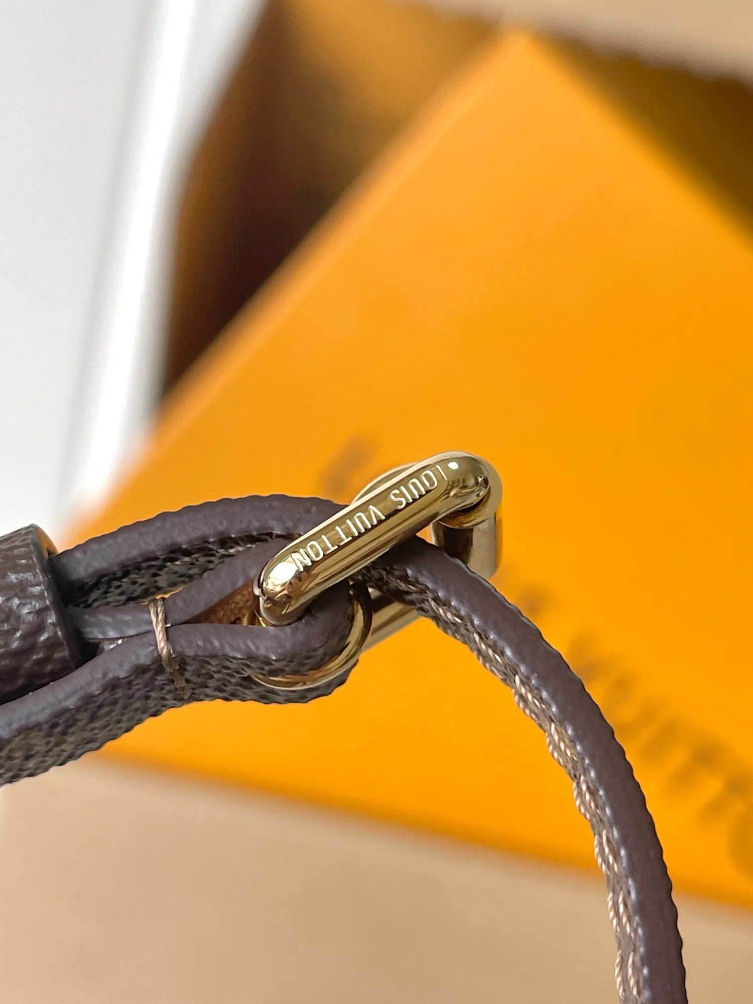 p2000 [Special grade MB163c chip version original leather] This Express medium handbag Model: M26358 Materials: Grade A all-steel hardware, imported original cowhide Packaging: Full set of original duty-free MB packaging Dimensions: 24 x 18.5 x 36 cm