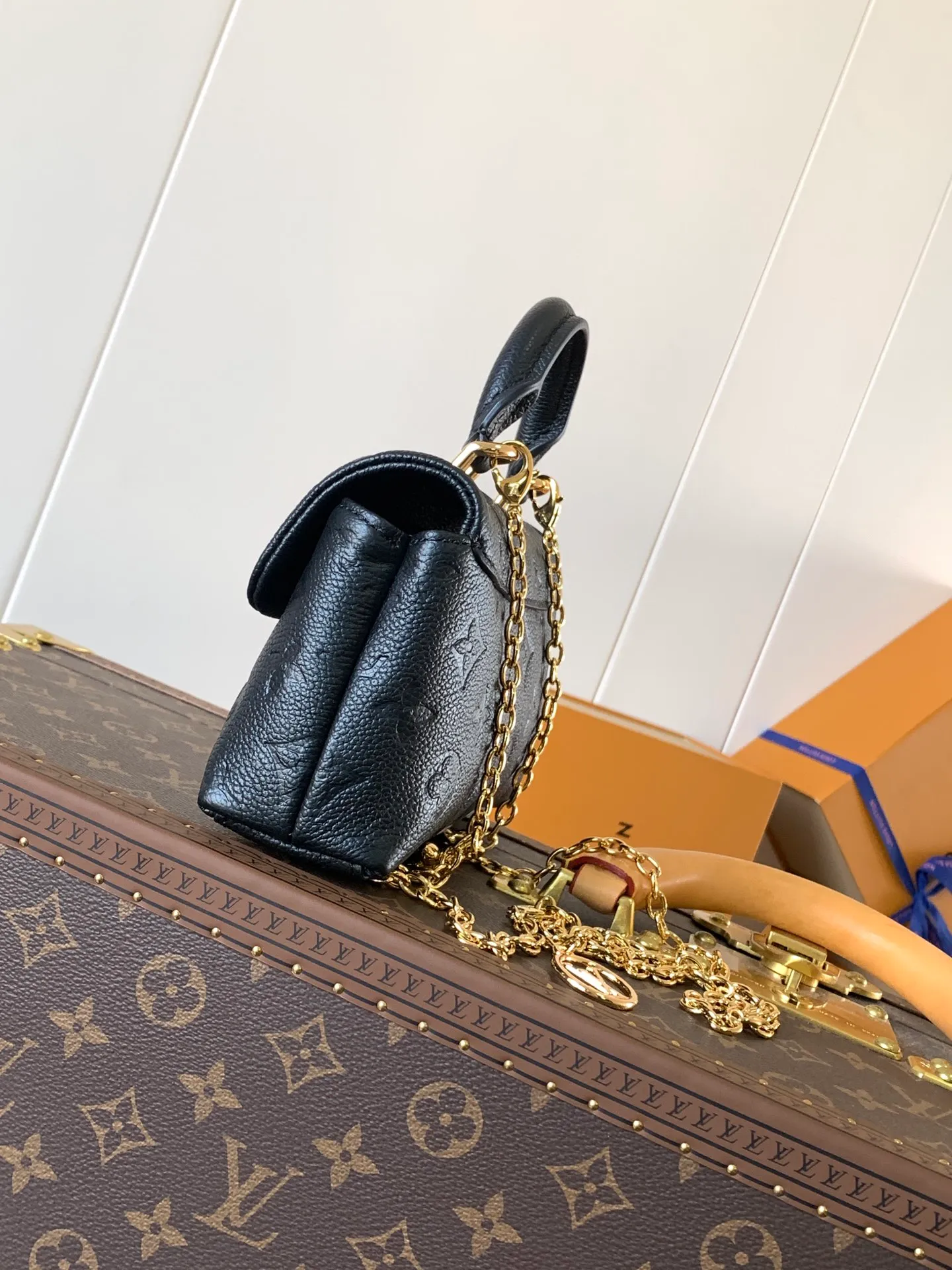 💰840 (top layer leather) top original order, transcoding chip M12145 white M12144 black M12211 blue customized first layer cowhide, steel buckle This Nano Madeleine handbag uses Monogram Empreinte leather to interpret the pocket version of the Madeleine handbag, with a classic S-lock buckle and a detachable chain embellished with the LV Circle logo. Plenty of space to accommodate daily needs, suitable for hand-held, shoulder or cross-body wear.  12.5 x 6 x 21 cm (H x W x L) Soft-grained cowhide Leather trim Textile lining Metal hardware Patch pocket with card compartment Organ compartment S-lock Chain: Z06 Chain half length: 56.0 cm Handle: Single handle This product is made in one of France, Spain, Italy and the United States