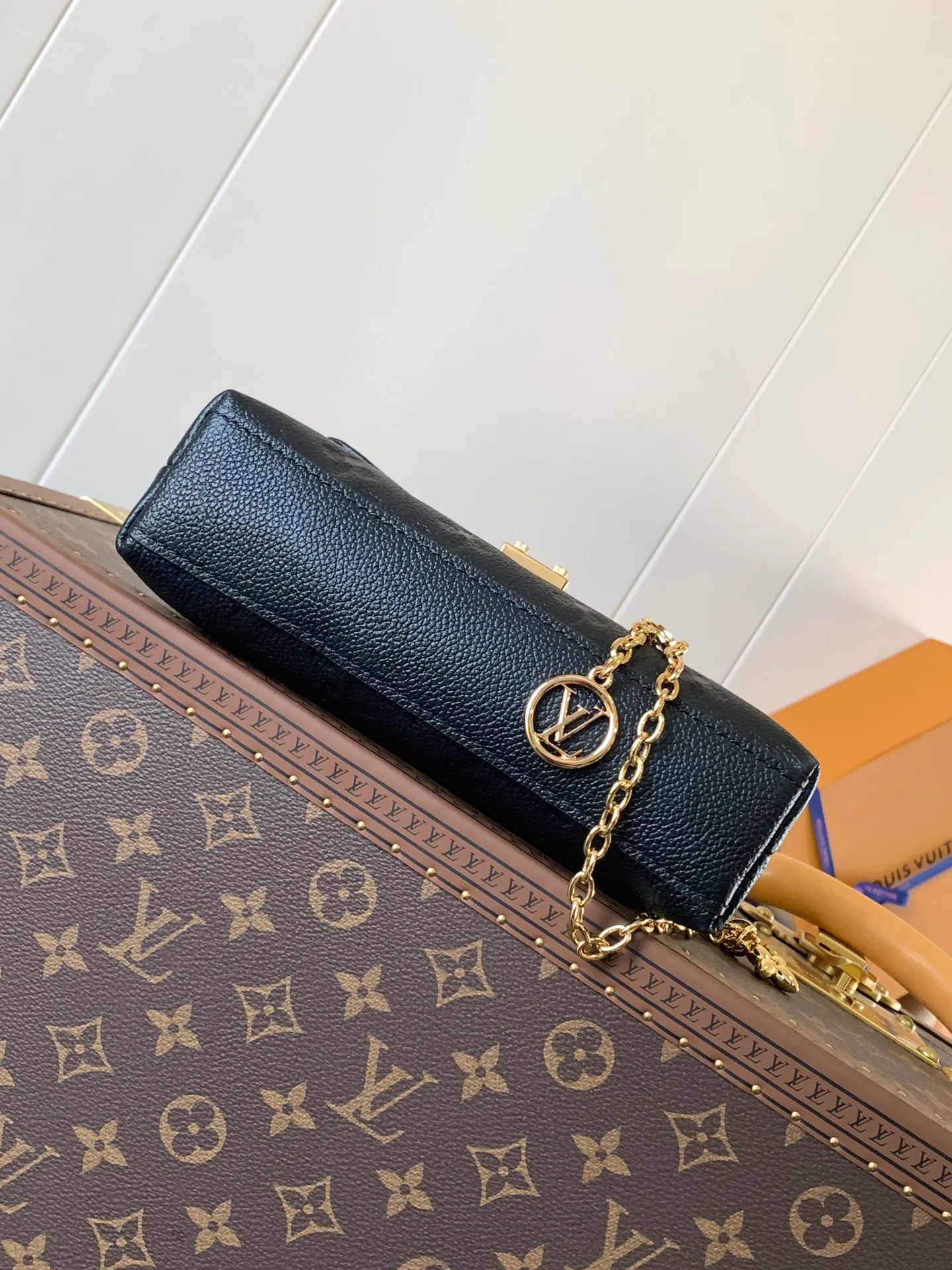 💰840 (top layer leather) top original order, transcoding chip M12145 white M12144 black M12211 blue customized first layer cowhide, steel buckle This Nano Madeleine handbag uses Monogram Empreinte leather to interpret the pocket version of the Madeleine handbag, with a classic S-lock buckle and a detachable chain embellished with the LV Circle logo. Plenty of space to accommodate daily needs, suitable for hand-held, shoulder or cross-body wear.  12.5 x 6 x 21 cm (H x W x L) Soft-grained cowhide Leather trim Textile lining Metal hardware Patch pocket with card compartment Organ compartment S-lock Chain: Z06 Chain half length: 56.0 cm Handle: Single handle This product is made in one of France, Spain, Italy and the United States