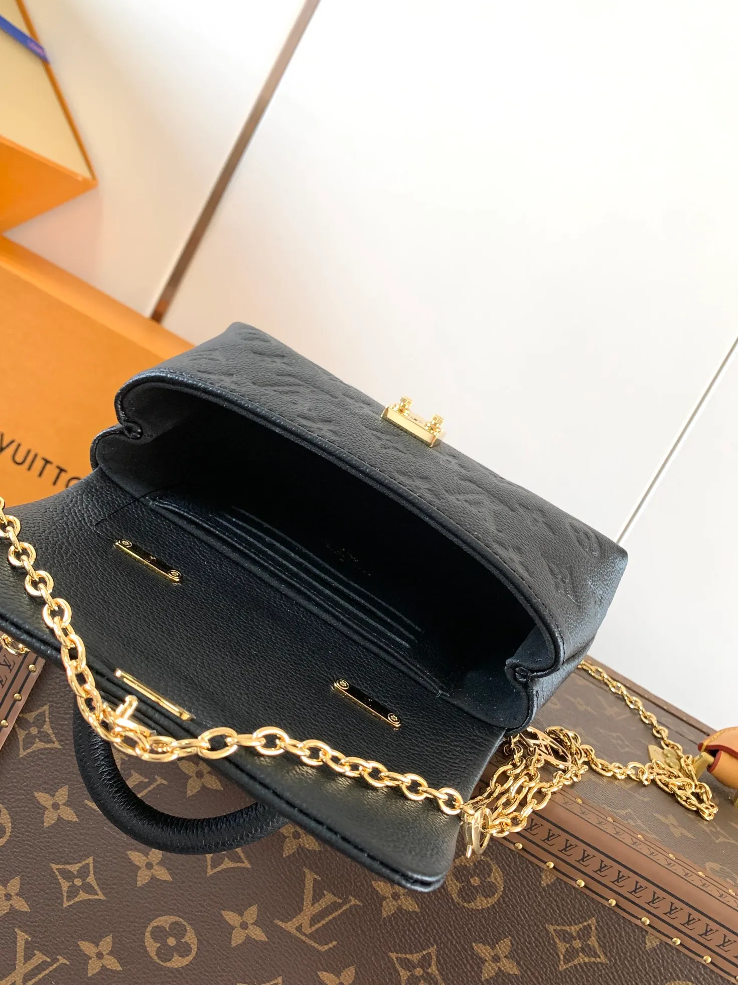 💰840 (top layer leather) top original order, transcoding chip M12145 white M12144 black M12211 blue customized first layer cowhide, steel buckle This Nano Madeleine handbag uses Monogram Empreinte leather to interpret the pocket version of the Madeleine handbag, with a classic S-lock buckle and a detachable chain embellished with the LV Circle logo. Plenty of space to accommodate daily needs, suitable for hand-held, shoulder or cross-body wear.  12.5 x 6 x 21 cm (H x W x L) Soft-grained cowhide Leather trim Textile lining Metal hardware Patch pocket with card compartment Organ compartment S-lock Chain: Z06 Chain half length: 56.0 cm Handle: Single handle This product is made in one of France, Spain, Italy and the United States