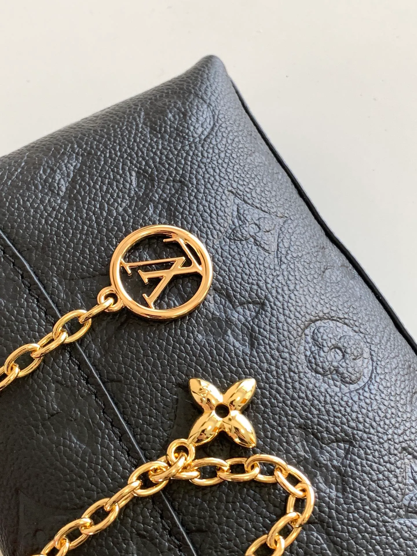 💰840 (top layer leather) top original order, transcoding chip M12145 white M12144 black M12211 blue customized first layer cowhide, steel buckle This Nano Madeleine handbag uses Monogram Empreinte leather to interpret the pocket version of the Madeleine handbag, with a classic S-lock buckle and a detachable chain embellished with the LV Circle logo. Plenty of space to accommodate daily needs, suitable for hand-held, shoulder or cross-body wear.  12.5 x 6 x 21 cm (H x W x L) Soft-grained cowhide Leather trim Textile lining Metal hardware Patch pocket with card compartment Organ compartment S-lock Chain: Z06 Chain half length: 56.0 cm Handle: Single handle This product is made in one of France, Spain, Italy and the United States