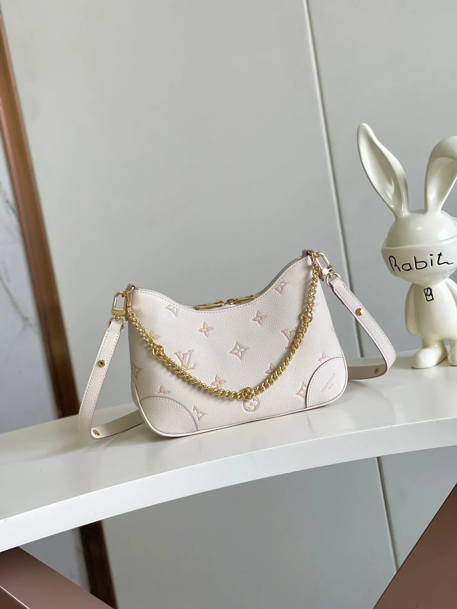 💰1220 (top layer leather) top-quality original single 163 chip Odeon small handbag, using Monogram ~M14634 milky apricot color (jacquard) to renew the brand's classic leather, using the same tone to outline the pattern. The detachable metal chain accentuates the details, the striped fabric lining adds an elegant touch, and the detachable shoulder strap allows for shoulder or cross-body wear. The adjustable shoulder strap makes it easy to carry on the shoulder or across the body, and the zipper allows easy access to your belongings. Dimensions: 27.0 x 16.0 x 10.0 cm