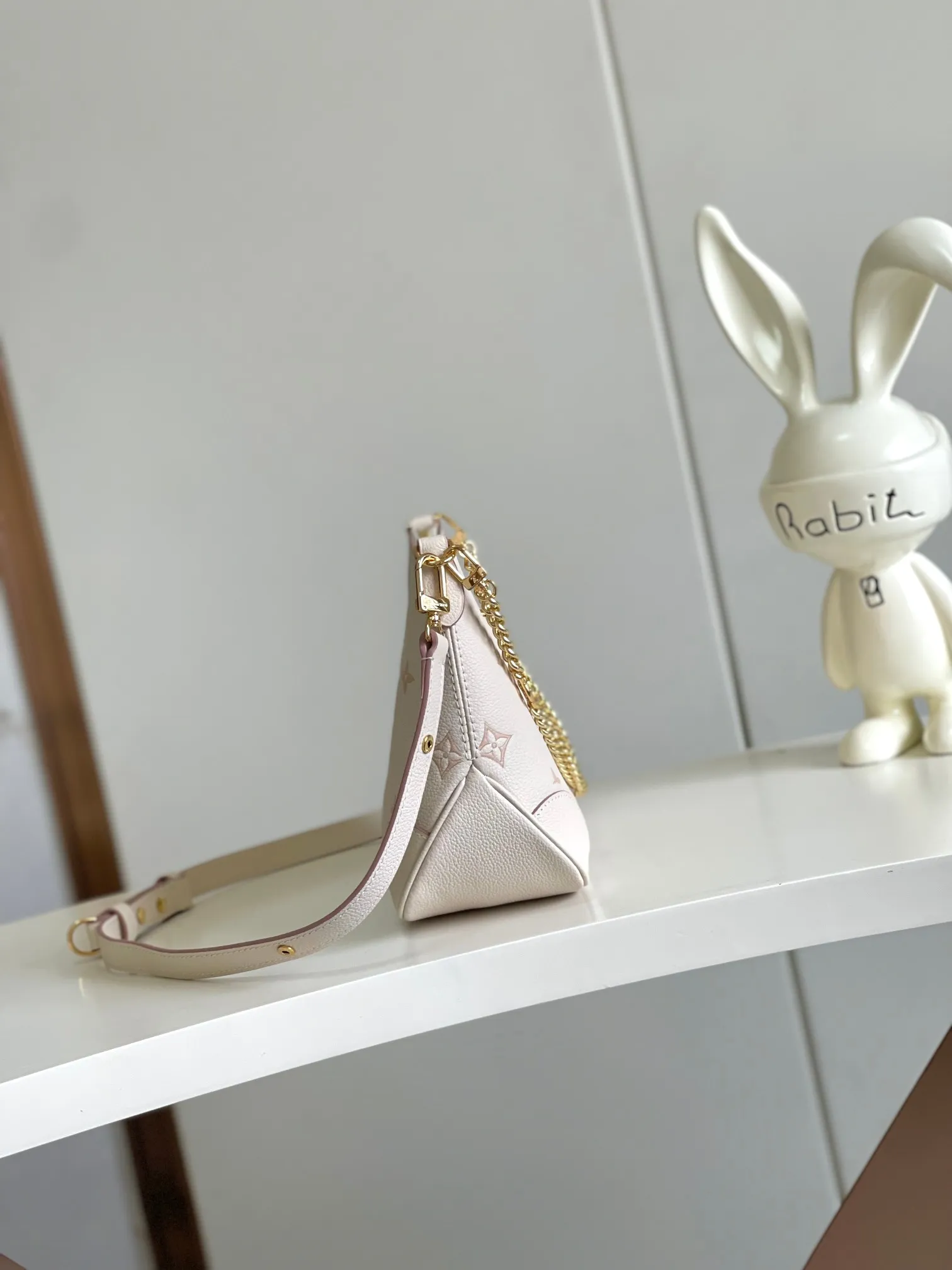 💰1220 (top layer leather) top-quality original single 163 chip Odeon small handbag, using Monogram ~M14634 milky apricot color (jacquard) to renew the brand's classic leather, using the same tone to outline the pattern. The detachable metal chain accentuates the details, the striped fabric lining adds an elegant touch, and the detachable shoulder strap allows for shoulder or cross-body wear. The adjustable shoulder strap makes it easy to carry on the shoulder or across the body, and the zipper allows easy access to your belongings. Dimensions: 27.0 x 16.0 x 10.0 cm