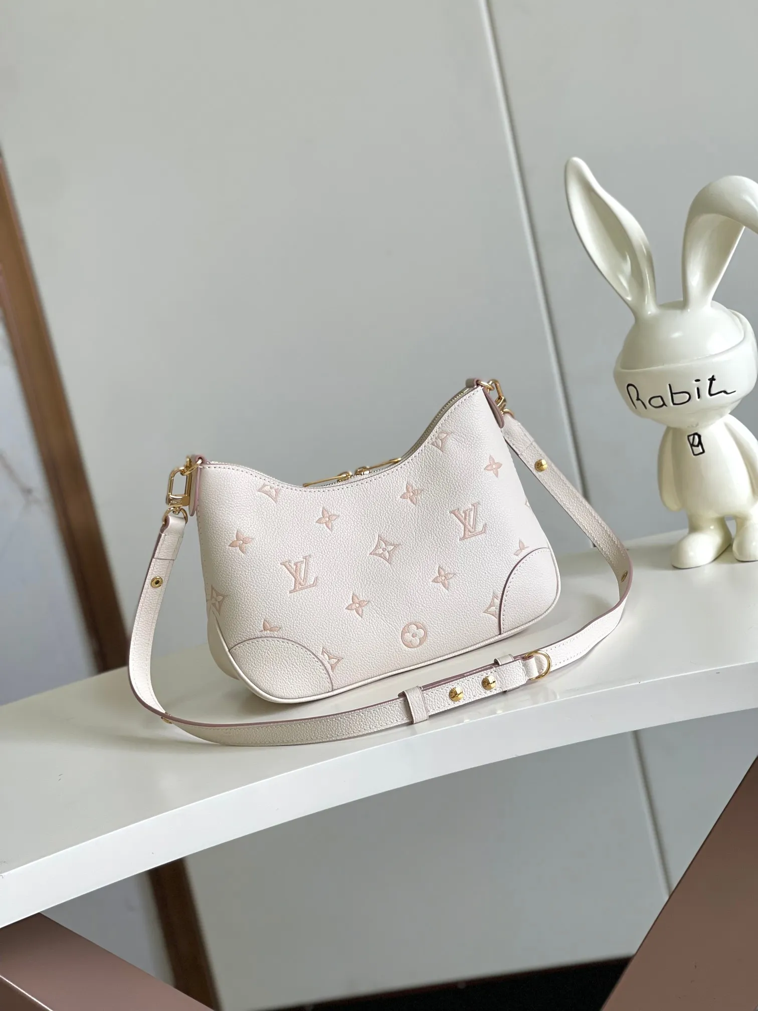 💰1220 (top layer leather) top-quality original single 163 chip Odeon small handbag, using Monogram ~M14634 milky apricot color (jacquard) to renew the brand's classic leather, using the same tone to outline the pattern. The detachable metal chain accentuates the details, the striped fabric lining adds an elegant touch, and the detachable shoulder strap allows for shoulder or cross-body wear. The adjustable shoulder strap makes it easy to carry on the shoulder or across the body, and the zipper allows easy access to your belongings. Dimensions: 27.0 x 16.0 x 10.0 cm