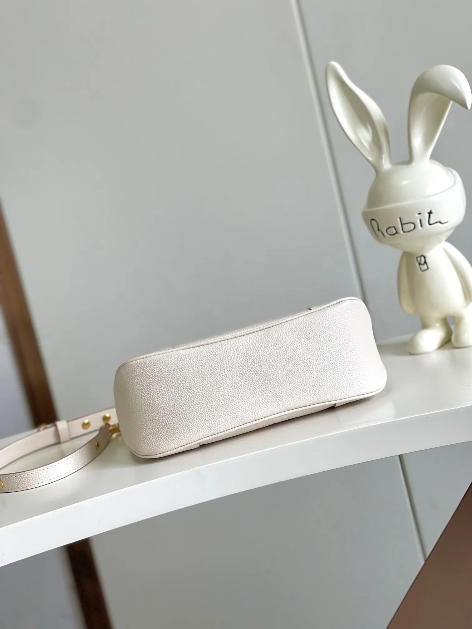 💰1220 (top layer leather) top-quality original single 163 chip Odeon small handbag, using Monogram ~M14634 milky apricot color (jacquard) to renew the brand's classic leather, using the same tone to outline the pattern. The detachable metal chain accentuates the details, the striped fabric lining adds an elegant touch, and the detachable shoulder strap allows for shoulder or cross-body wear. The adjustable shoulder strap makes it easy to carry on the shoulder or across the body, and the zipper allows easy access to your belongings. Dimensions: 27.0 x 16.0 x 10.0 cm
