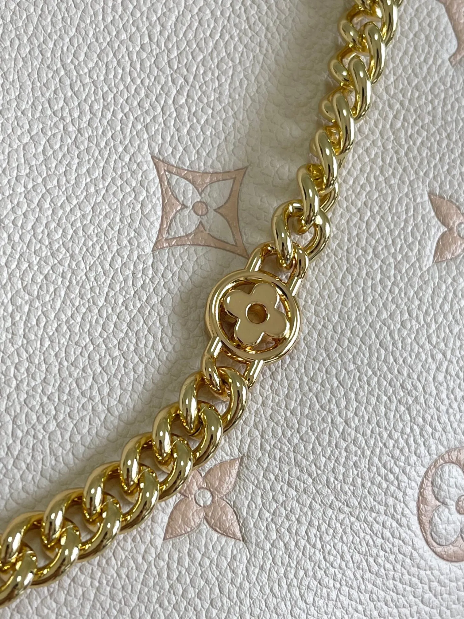 💰1220 (top layer leather) top-quality original single 163 chip Odeon small handbag, using Monogram ~M14634 milky apricot color (jacquard) to renew the brand's classic leather, using the same tone to outline the pattern. The detachable metal chain accentuates the details, the striped fabric lining adds an elegant touch, and the detachable shoulder strap allows for shoulder or cross-body wear. The adjustable shoulder strap makes it easy to carry on the shoulder or across the body, and the zipper allows easy access to your belongings. Dimensions: 27.0 x 16.0 x 10.0 cm