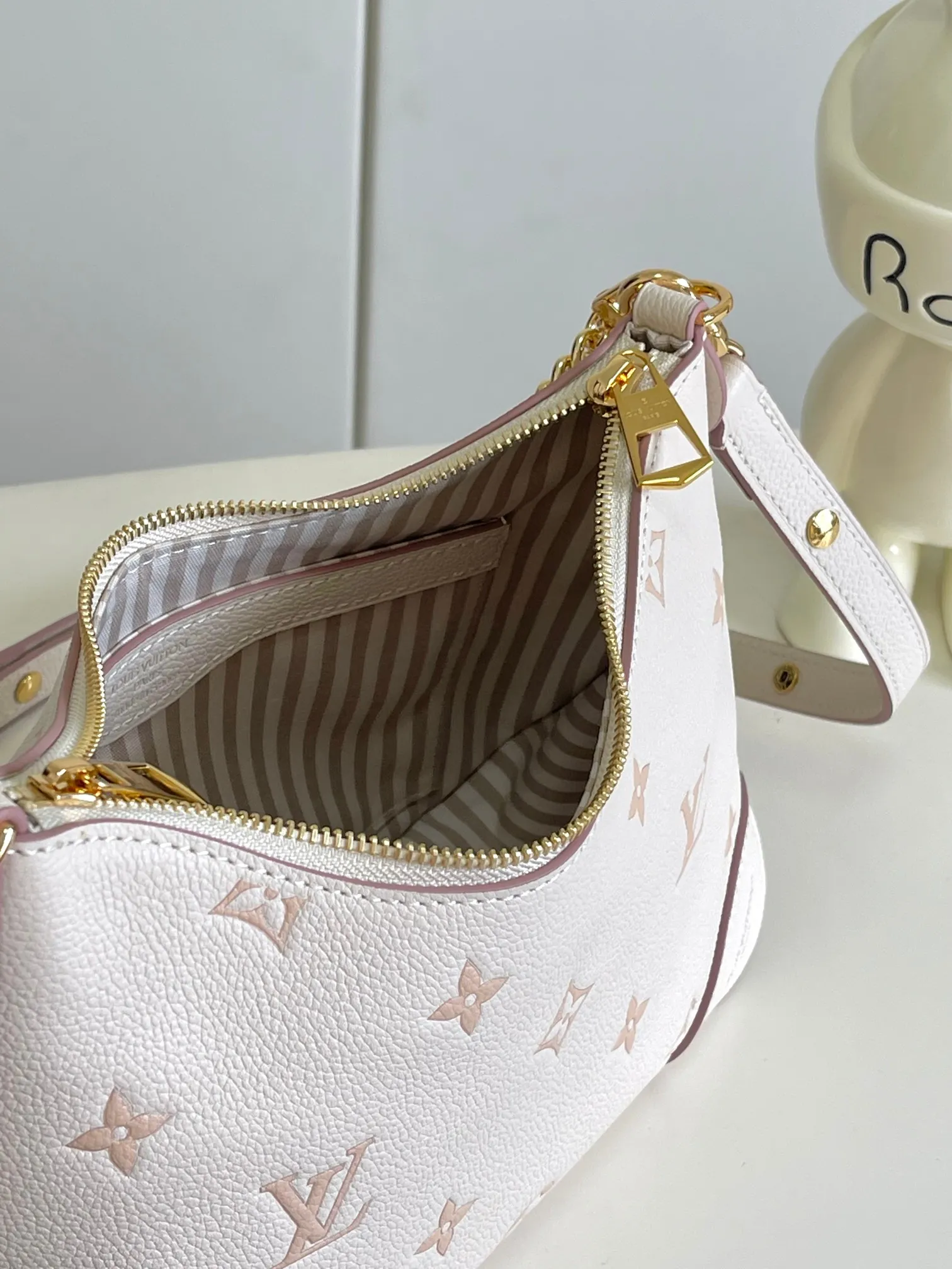💰1220 (top layer leather) top-quality original single 163 chip Odeon small handbag, using Monogram ~M14634 milky apricot color (jacquard) to renew the brand's classic leather, using the same tone to outline the pattern. The detachable metal chain accentuates the details, the striped fabric lining adds an elegant touch, and the detachable shoulder strap allows for shoulder or cross-body wear. The adjustable shoulder strap makes it easy to carry on the shoulder or across the body, and the zipper allows easy access to your belongings. Dimensions: 27.0 x 16.0 x 10.0 cm