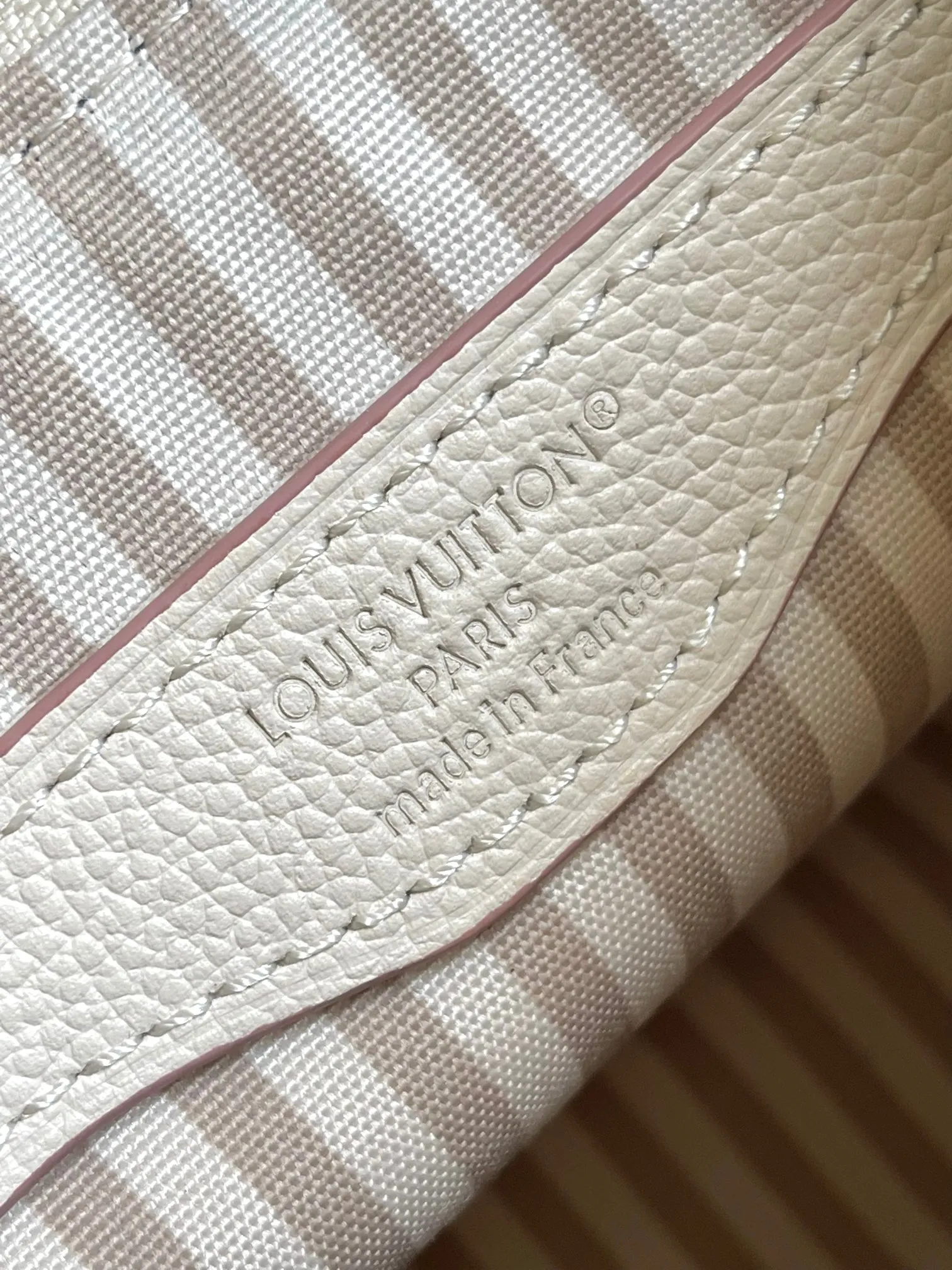💰1220 (top layer leather) top-quality original single 163 chip Odeon small handbag, using Monogram ~M14634 milky apricot color (jacquard) to renew the brand's classic leather, using the same tone to outline the pattern. The detachable metal chain accentuates the details, the striped fabric lining adds an elegant touch, and the detachable shoulder strap allows for shoulder or cross-body wear. The adjustable shoulder strap makes it easy to carry on the shoulder or across the body, and the zipper allows easy access to your belongings. Dimensions: 27.0 x 16.0 x 10.0 cm