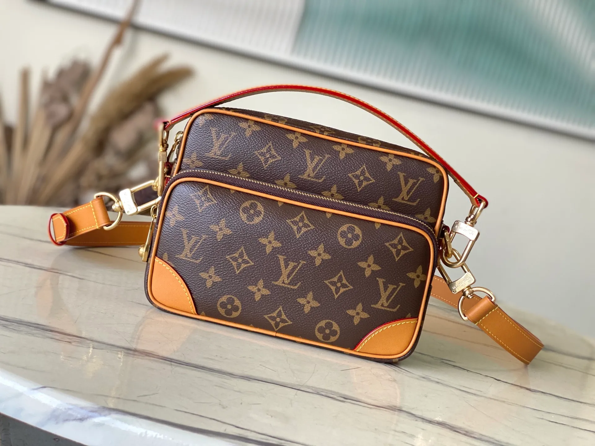 💰1020 Top Original M14016 Nil handbag is fashionable and compact. It belongs to the Monogram Archive series. The body is made of Monogram coated canvas and decorated with cow leather trim. The bag combines vintage details with modern elegance, with reinforced corners and Pharrell Williams' newly introduced pearl zippers. The detachable handle and strap are flexible and portable. Dimensions: 25 × 17.5 × 11 cm