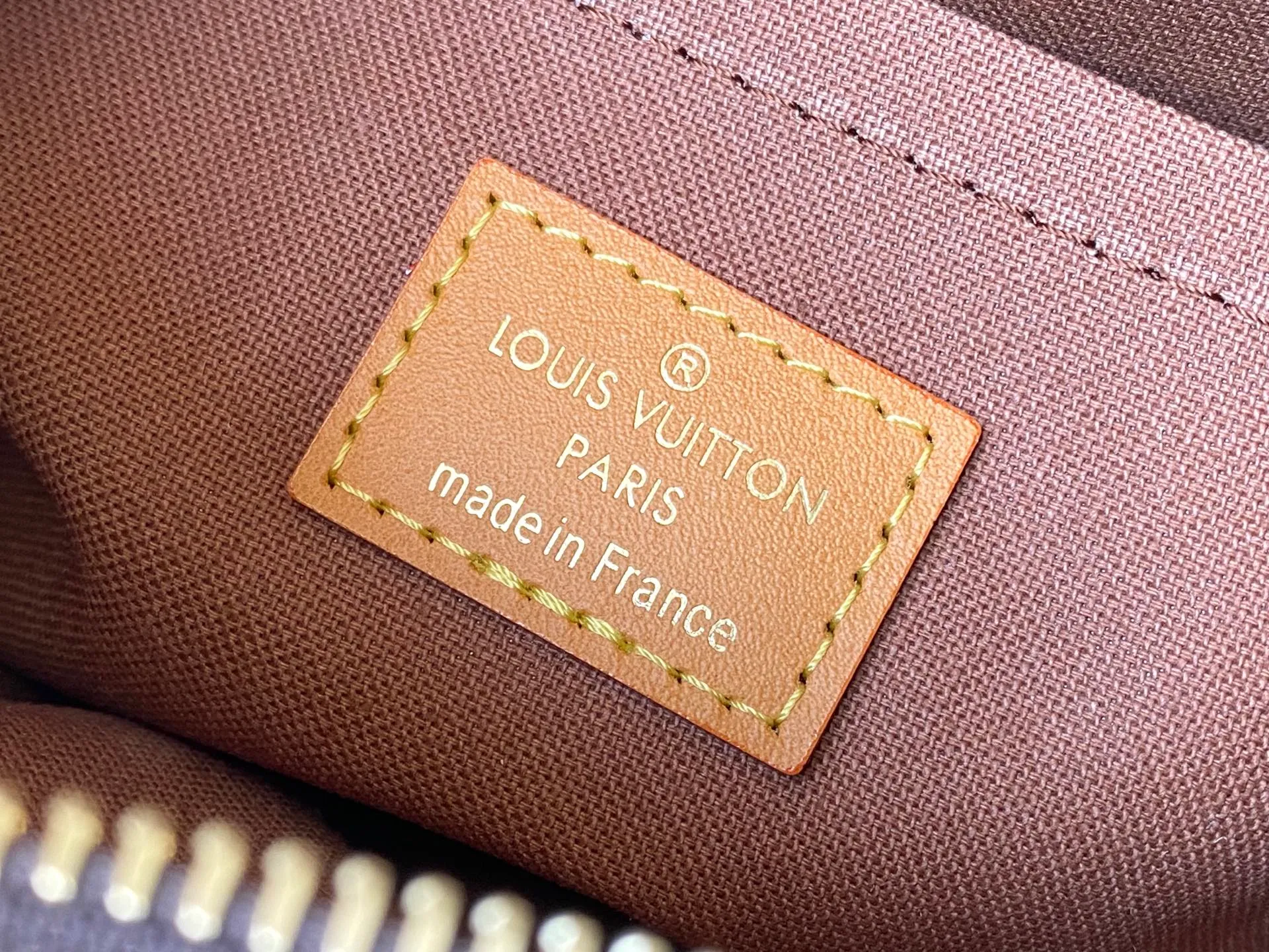 💰1020 Top Original M14016 Nil handbag is fashionable and compact. It belongs to the Monogram Archive series. The body is made of Monogram coated canvas and decorated with cow leather trim. The bag combines vintage details with modern elegance, with reinforced corners and Pharrell Williams' newly introduced pearl zippers. The detachable handle and strap are flexible and portable. Dimensions: 25 × 17.5 × 11 cm