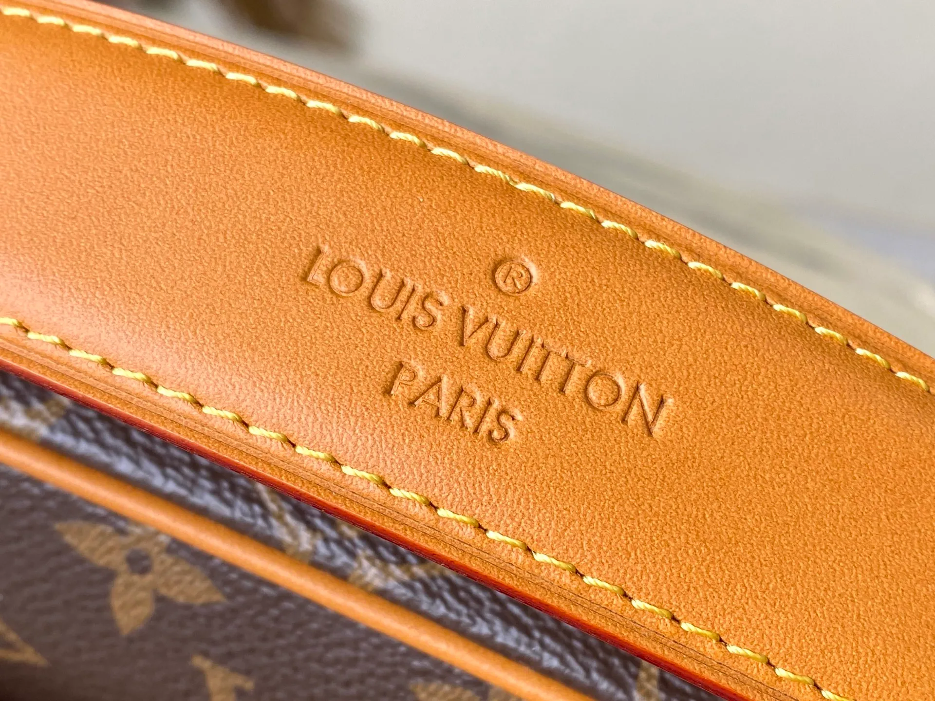 💰1020 Top Original M14016 Nil handbag is fashionable and compact. It belongs to the Monogram Archive series. The body is made of Monogram coated canvas and decorated with cow leather trim. The bag combines vintage details with modern elegance, with reinforced corners and Pharrell Williams' newly introduced pearl zippers. The detachable handle and strap are flexible and portable. Dimensions: 25 × 17.5 × 11 cm
