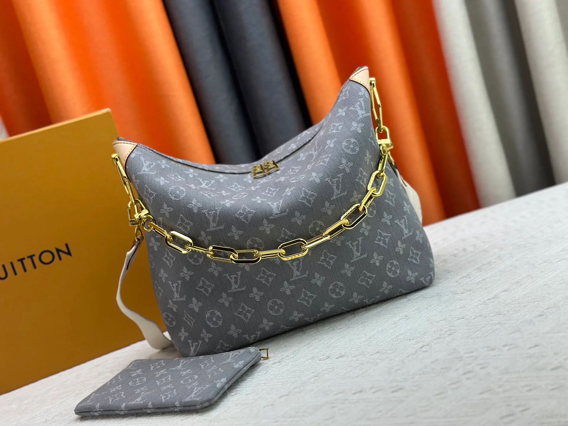 P280 Upgraded Original M13390 M12072 M12068 M12071 This Coussin Hobo MM handbag celebrates the return of the brand's iconic Monogram Denim pattern, originally launched in 2005. Made of organic cotton, it's woven from black and white yarns that have been faded to create a vintage look. Spacious, it's decorated with a light gold metallic finish and includes a removable pocket with a slide lock to securely store small items. This model can be worn crosswise, on the shoulder or on the hand. Dimensions: 38 x 33 x 10 cm