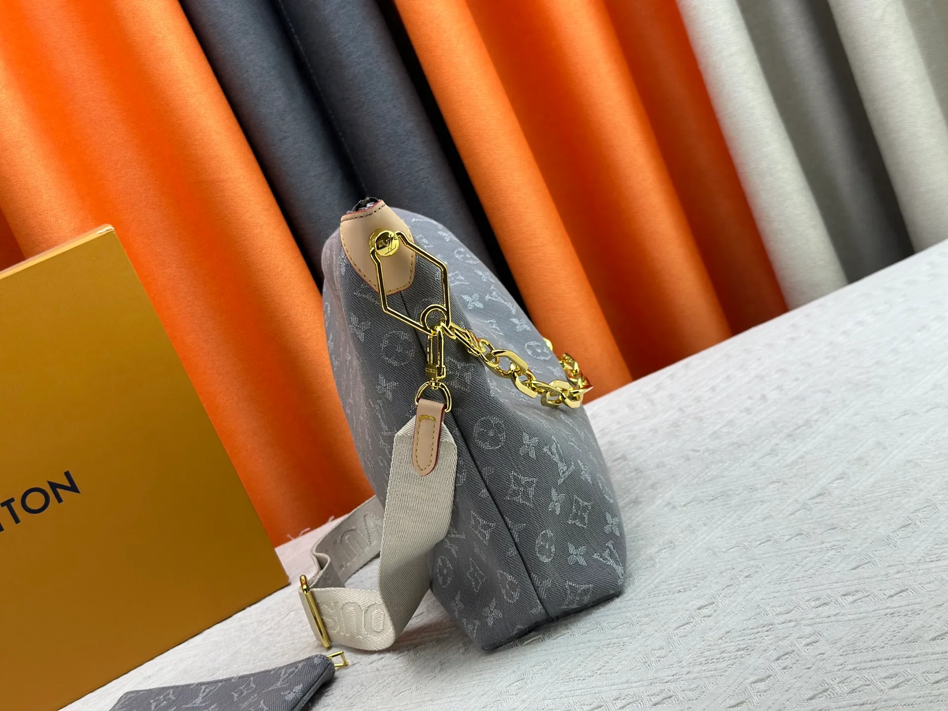 P280 Upgraded Original M13390 M12072 M12068 M12071 This Coussin Hobo MM handbag celebrates the return of the brand's iconic Monogram Denim pattern, originally launched in 2005. Made of organic cotton, it's woven from black and white yarns that have been faded to create a vintage look. Spacious, it's decorated with a light gold metallic finish and includes a removable pocket with a slide lock to securely store small items. This model can be worn crosswise, on the shoulder or on the hand. Dimensions: 38 x 33 x 10 cm