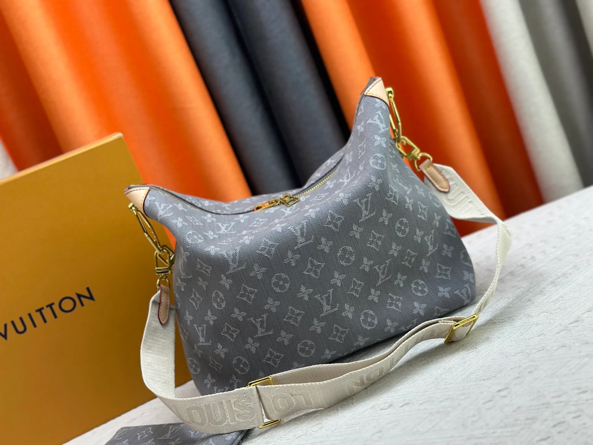 P280 Upgraded Original M13390 M12072 M12068 M12071 This Coussin Hobo MM handbag celebrates the return of the brand's iconic Monogram Denim pattern, originally launched in 2005. Made of organic cotton, it's woven from black and white yarns that have been faded to create a vintage look. Spacious, it's decorated with a light gold metallic finish and includes a removable pocket with a slide lock to securely store small items. This model can be worn crosswise, on the shoulder or on the hand. Dimensions: 38 x 33 x 10 cm