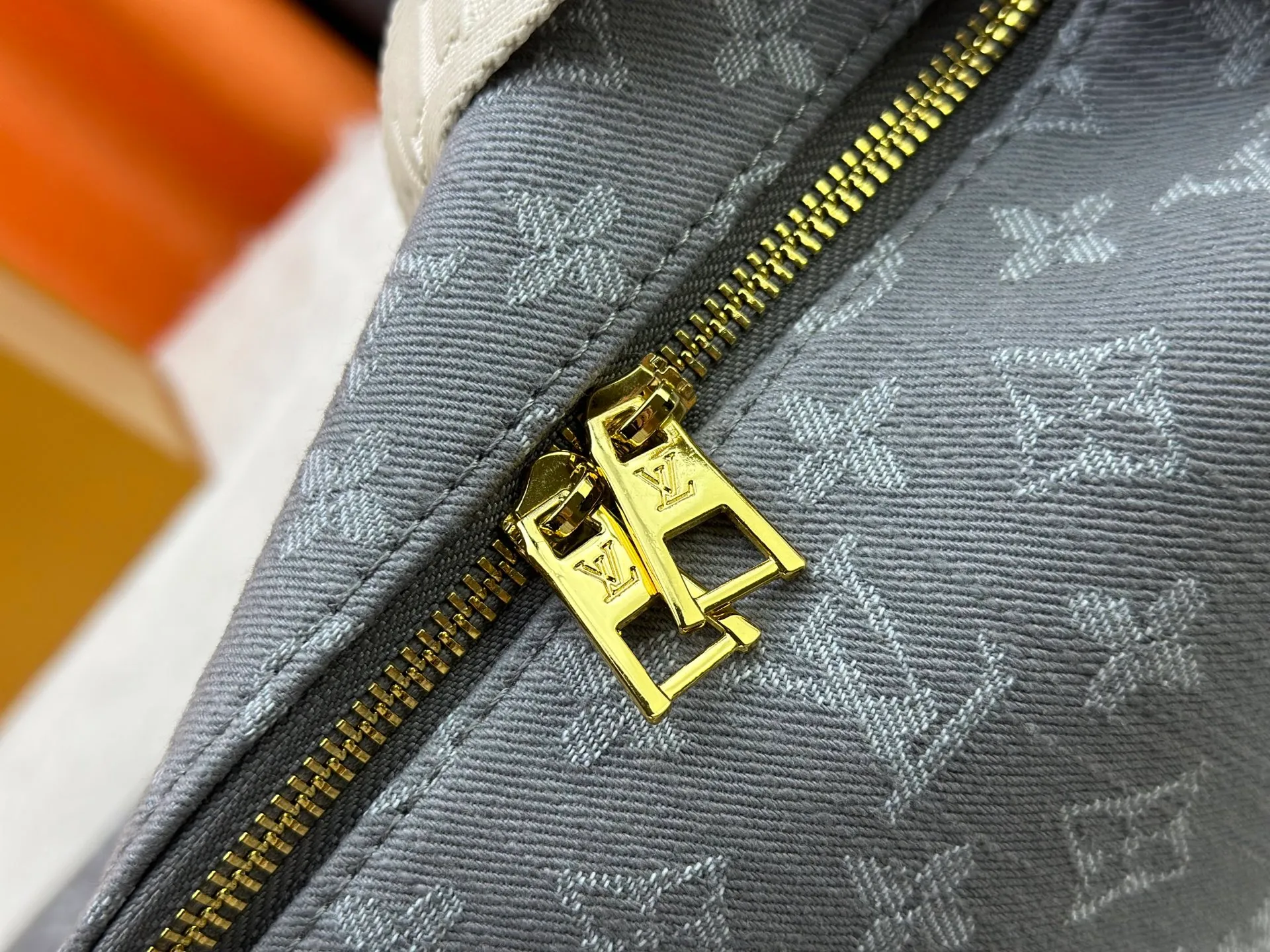 P280 Upgraded Original M13390 M12072 M12068 M12071 This Coussin Hobo MM handbag celebrates the return of the brand's iconic Monogram Denim pattern, originally launched in 2005. Made of organic cotton, it's woven from black and white yarns that have been faded to create a vintage look. Spacious, it's decorated with a light gold metallic finish and includes a removable pocket with a slide lock to securely store small items. This model can be worn crosswise, on the shoulder or on the hand. Dimensions: 38 x 33 x 10 cm